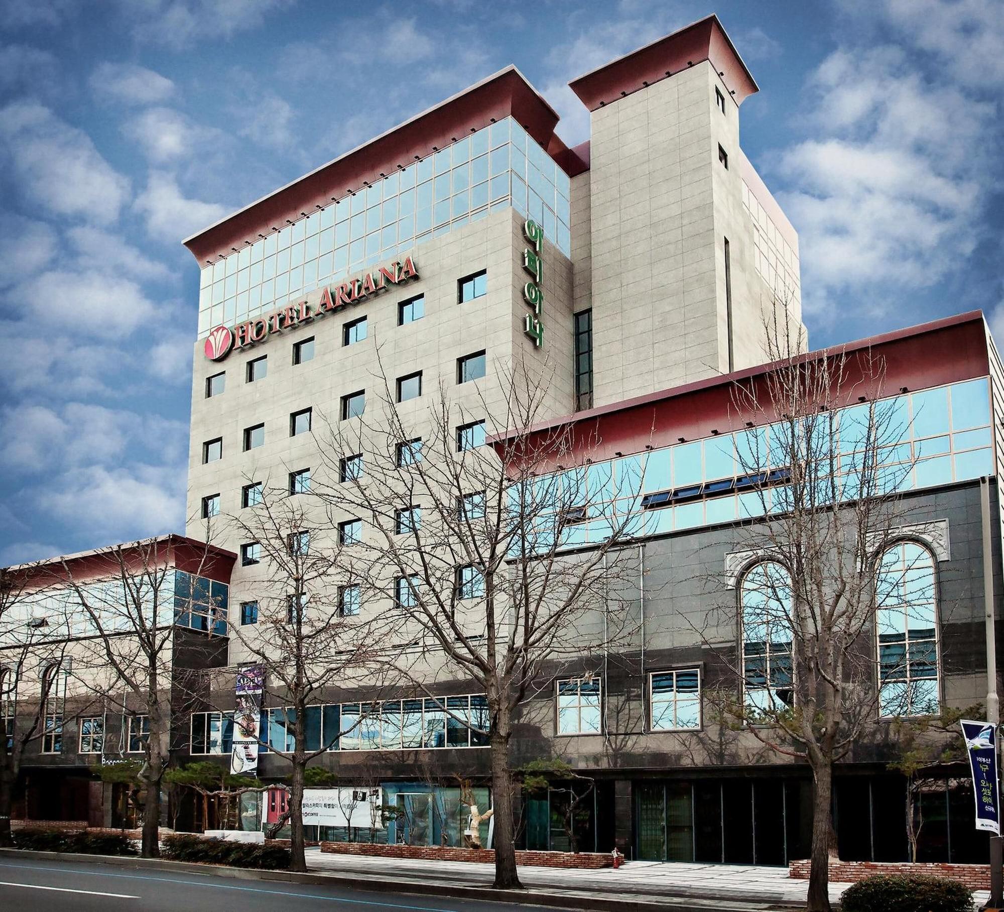 Vista Exterior Ariana Hotel