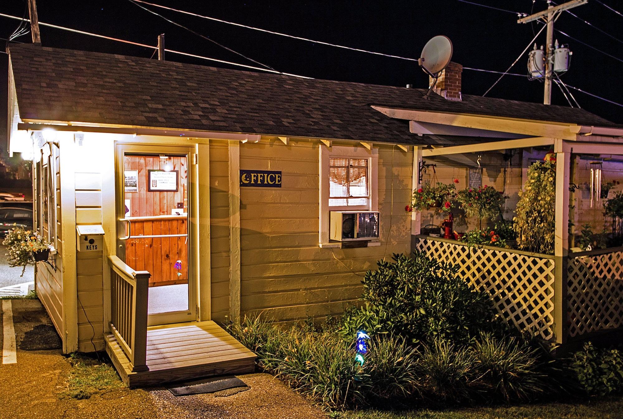Vista Lobby Half Moon Motel & Cottages