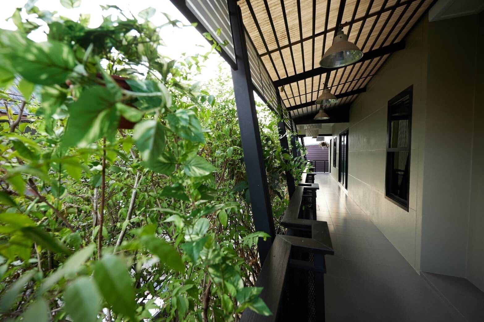 Varios Cherilynn holmes At Hatyai