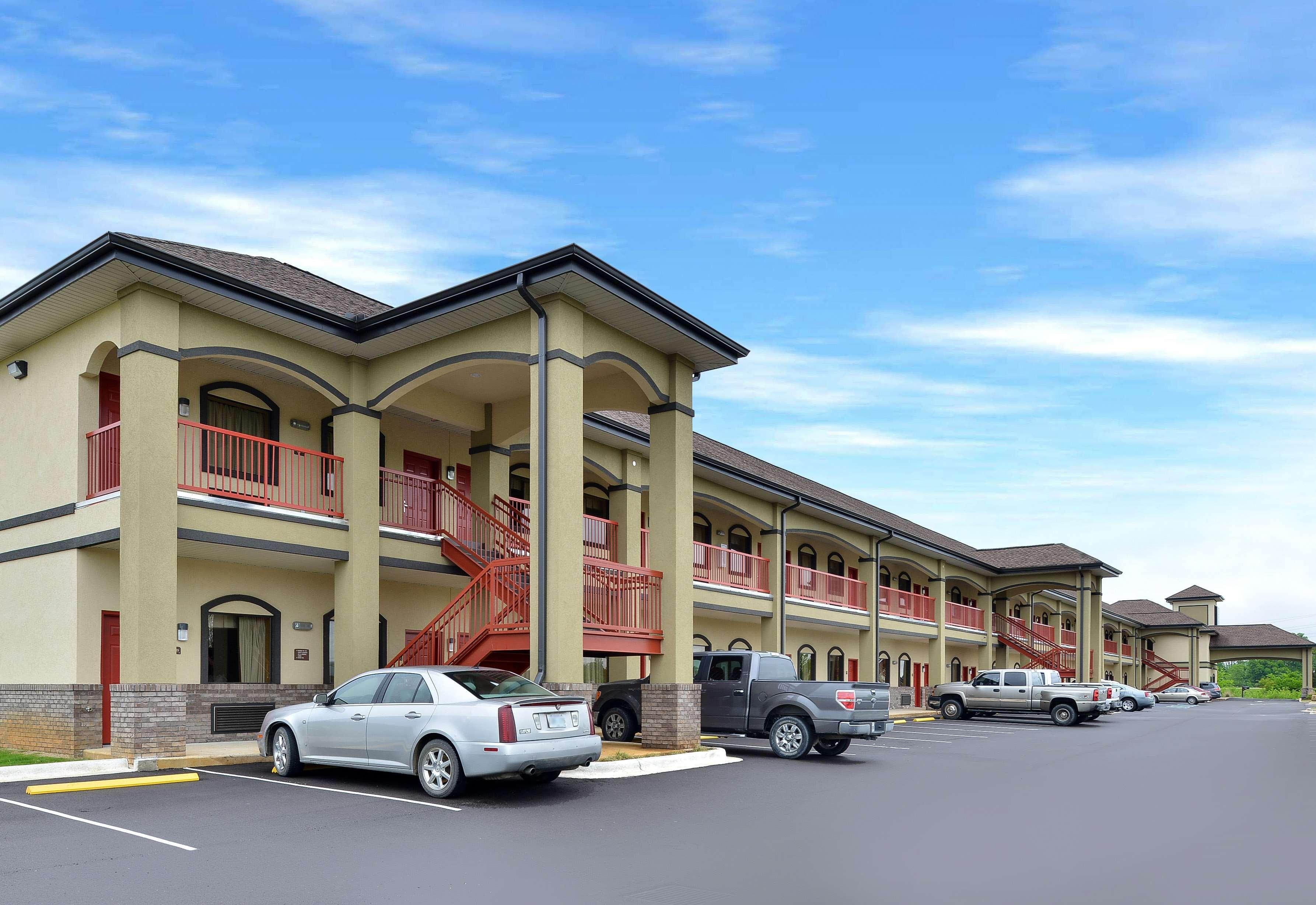 Vista Exterior Americas Best Value Inn Tupelo