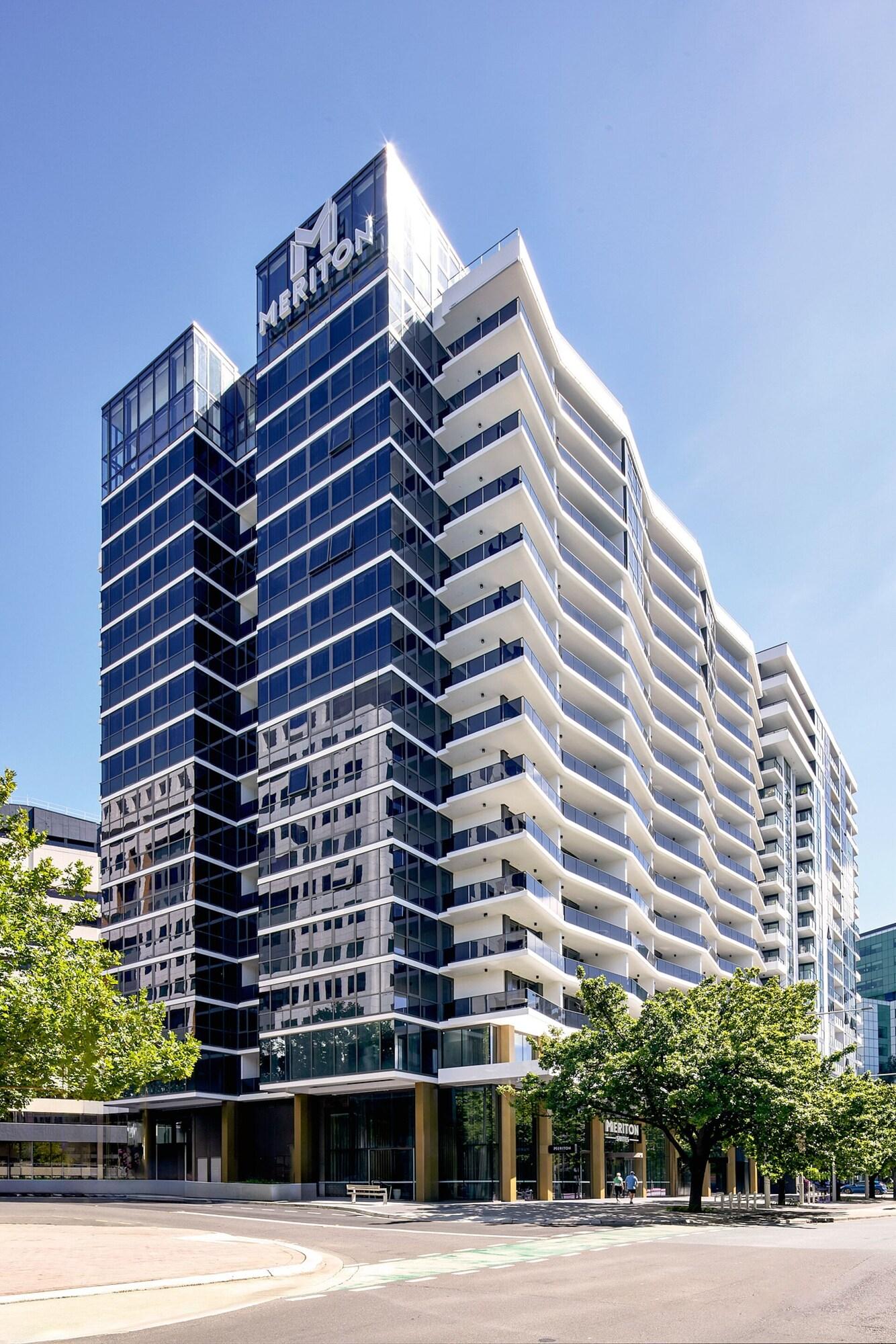 Vista Exterior Meriton Suites Canberra