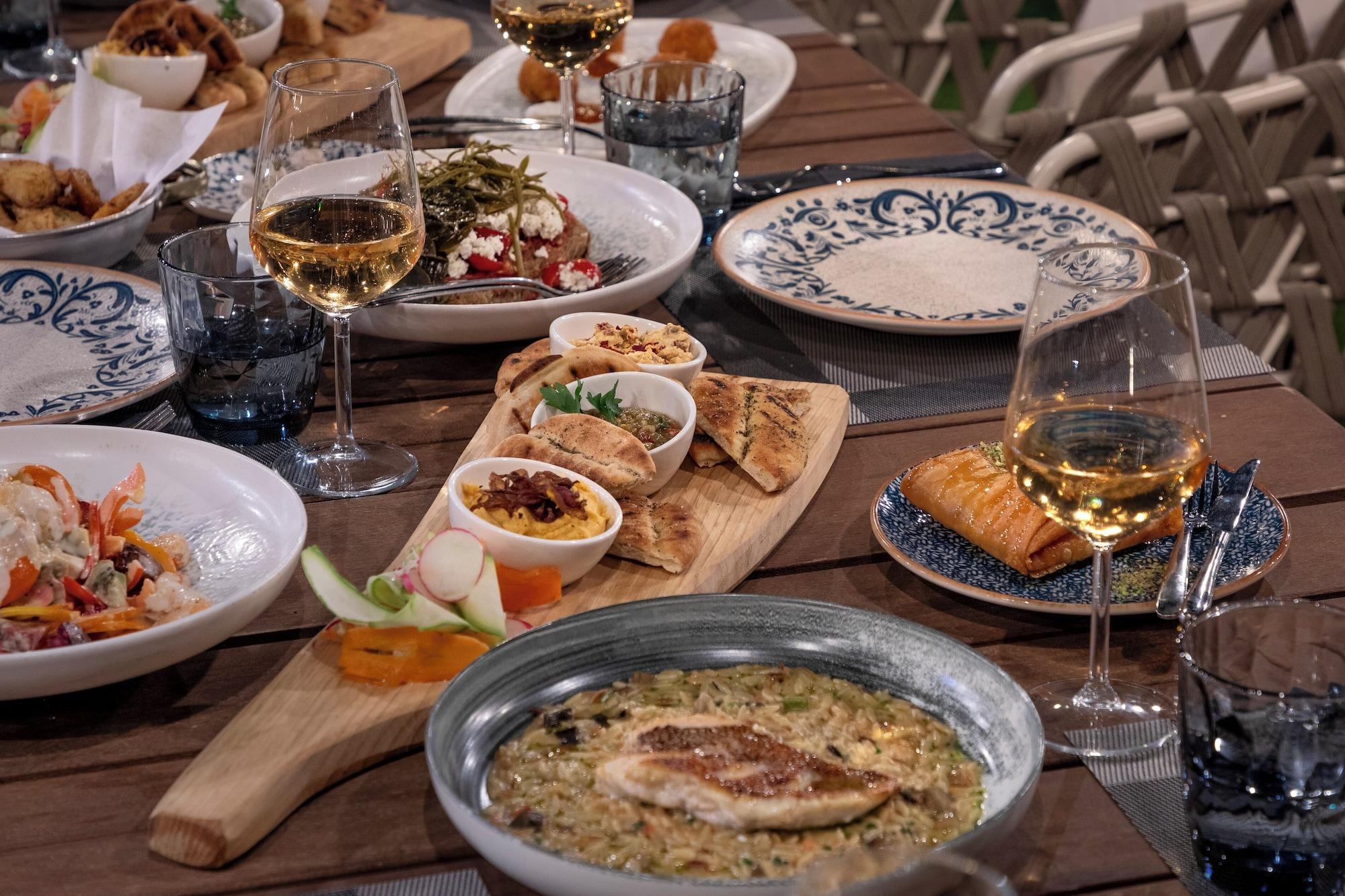 Restaurant Isla Brown Corinthia Resort & Spa, Curio Collection Hilton