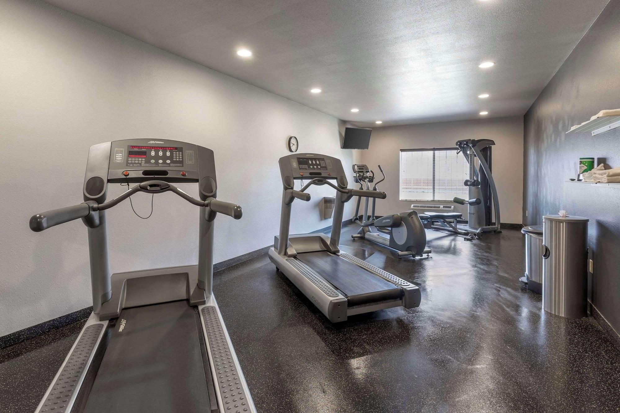 Gimnasio Country Inn & Suites by Radisson, St. Peters, MO