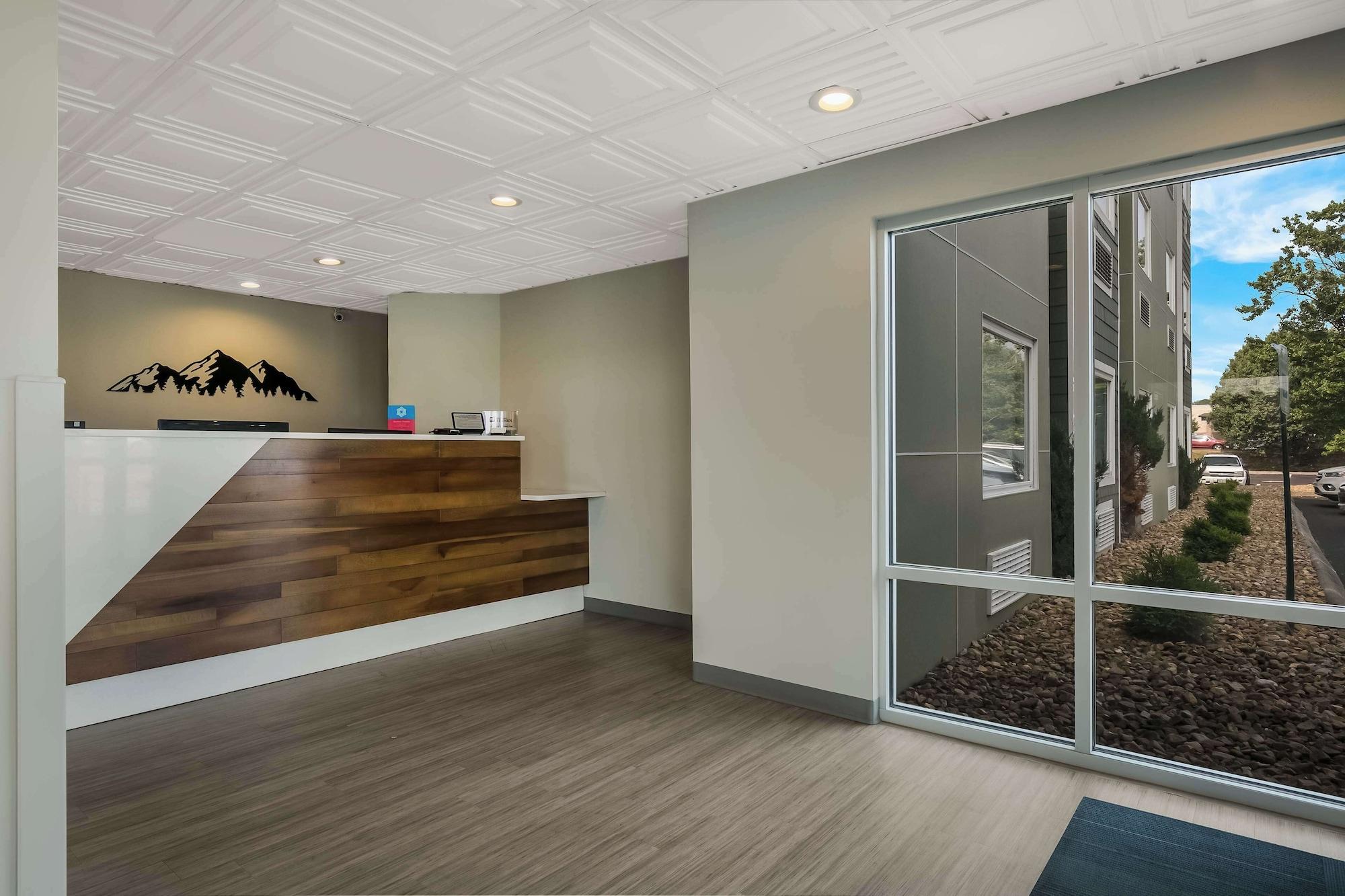 Vista Lobby SureStay Plus Hotel by Best Western Sevierville