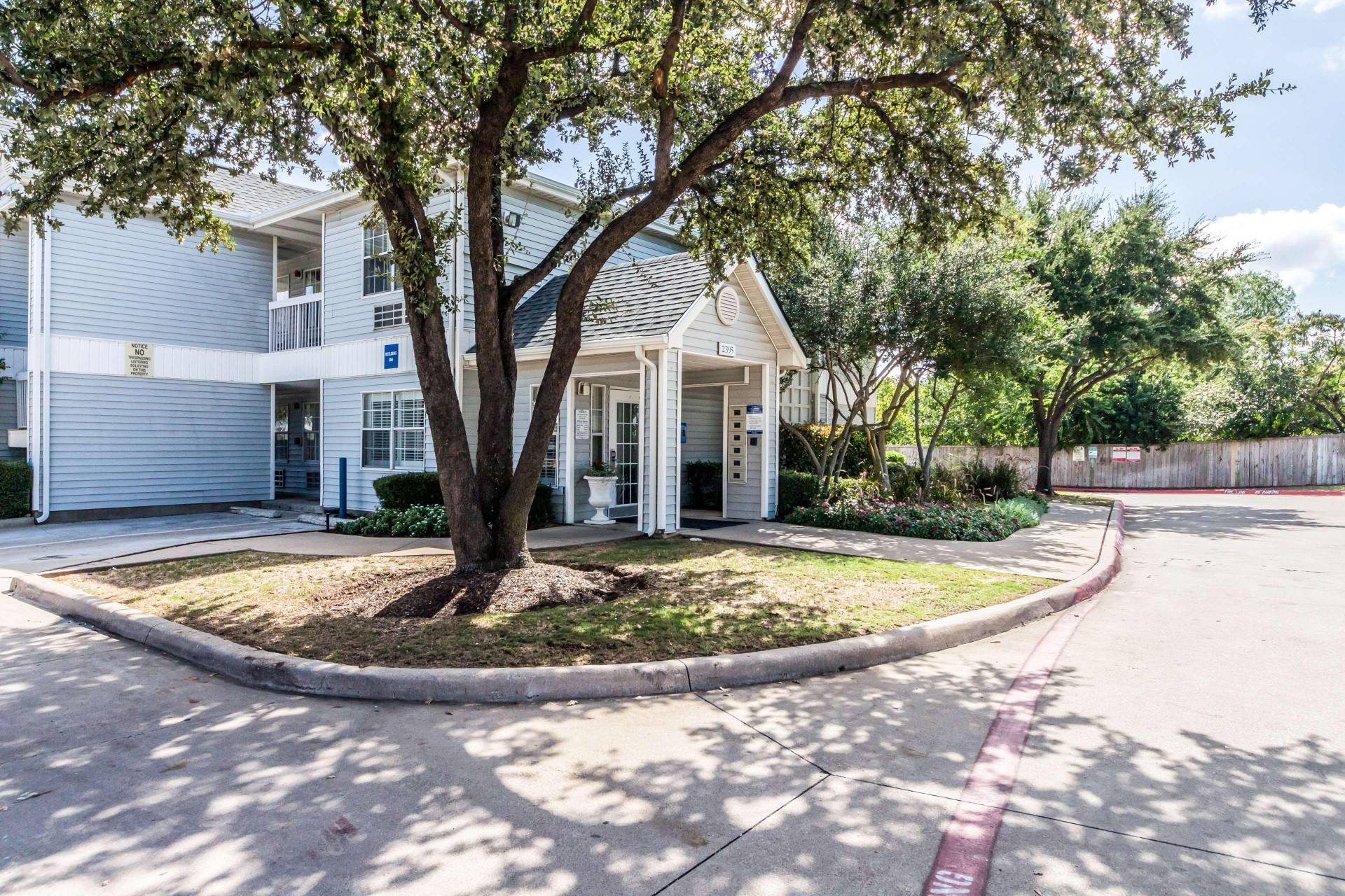 Vista Exterior Studio 6 Dallas, TX - Northwest