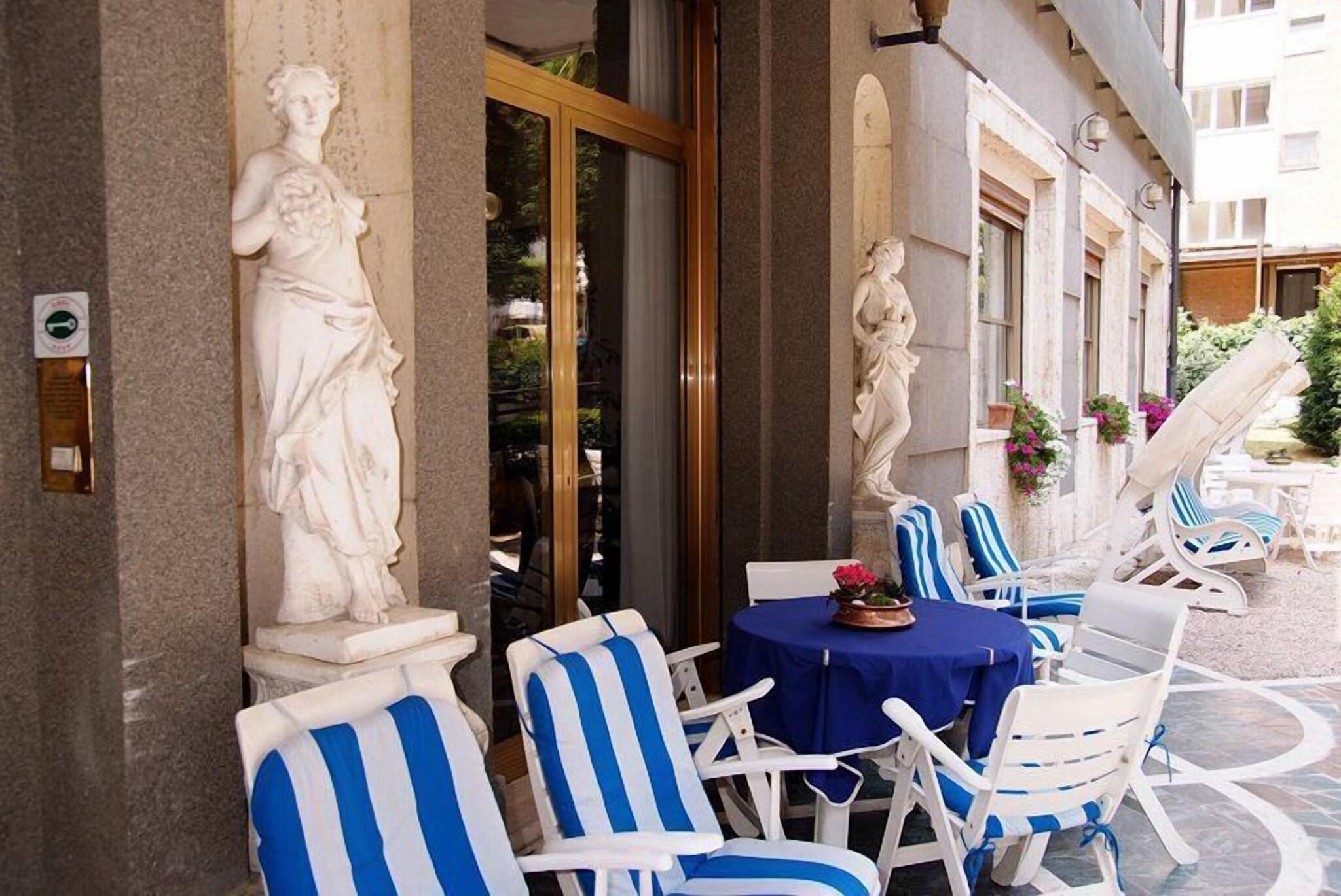 Vista Exterior Grand Hotel Milano