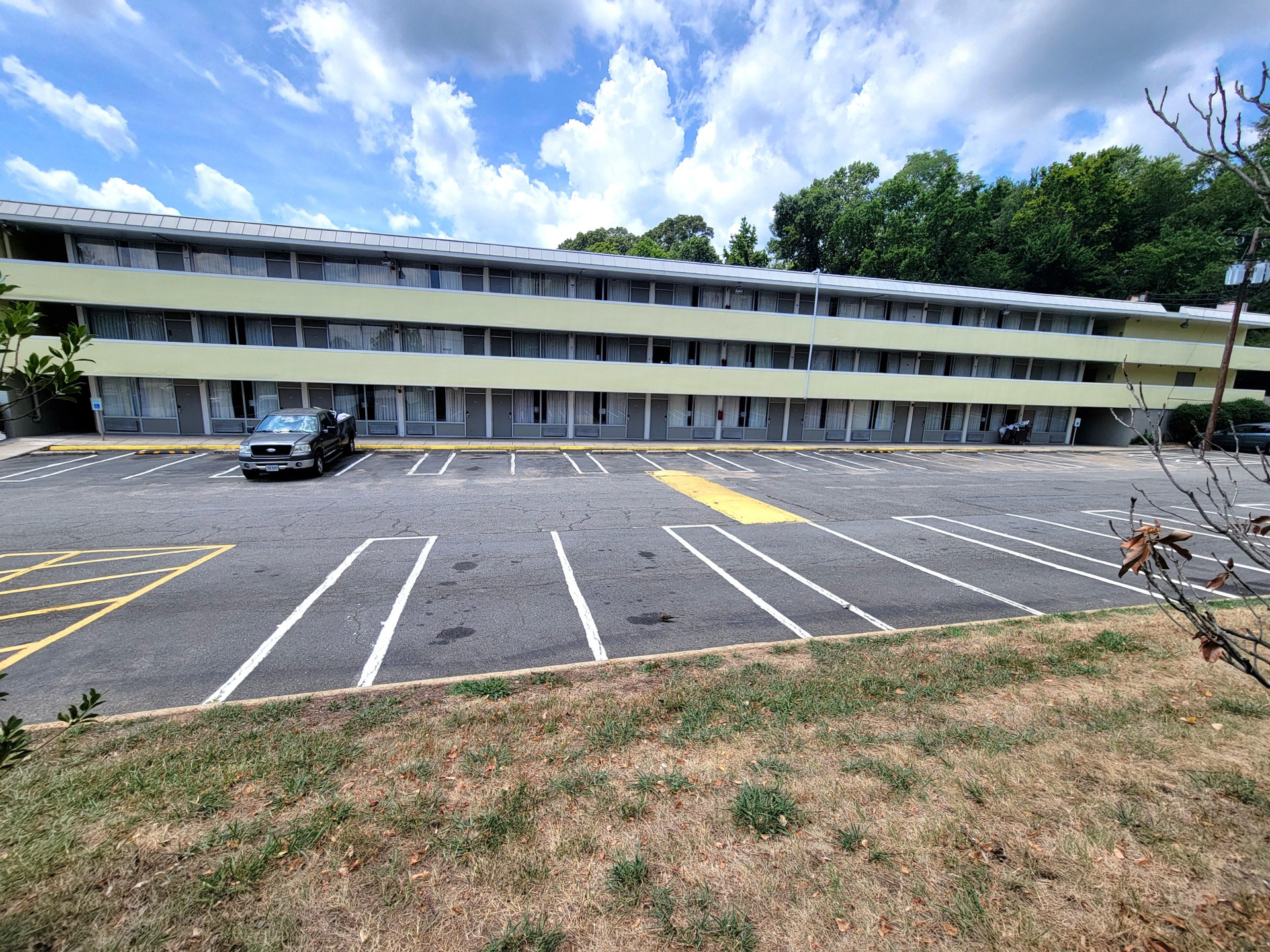 Vista Exterior Days Inn by Wyndham Alexandria South