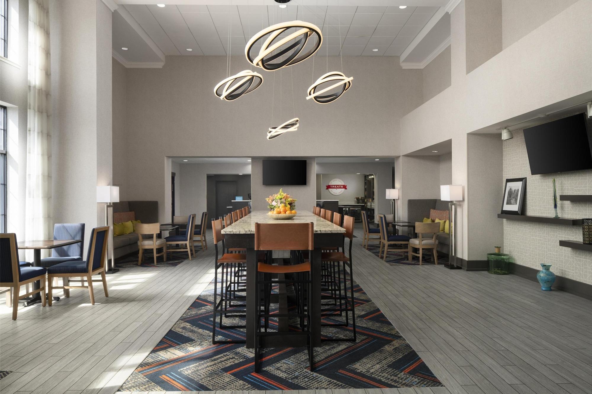 Vista Lobby Hampton Inn & Suites Yonkers - Westchester
