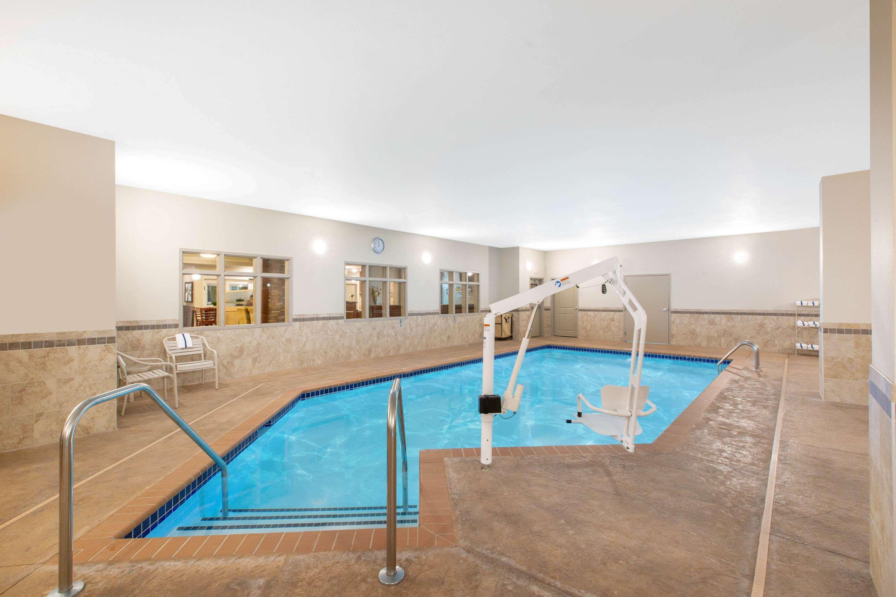 Vista Piscina AmericInn by Wyndham Humboldt