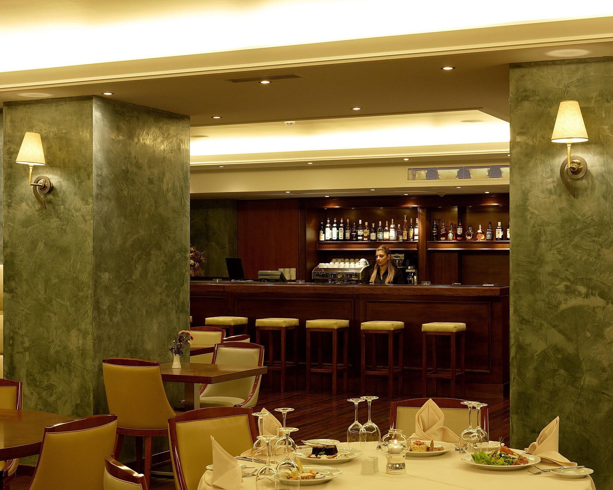Bar/Salón Piraeus Theoxenia Hotel