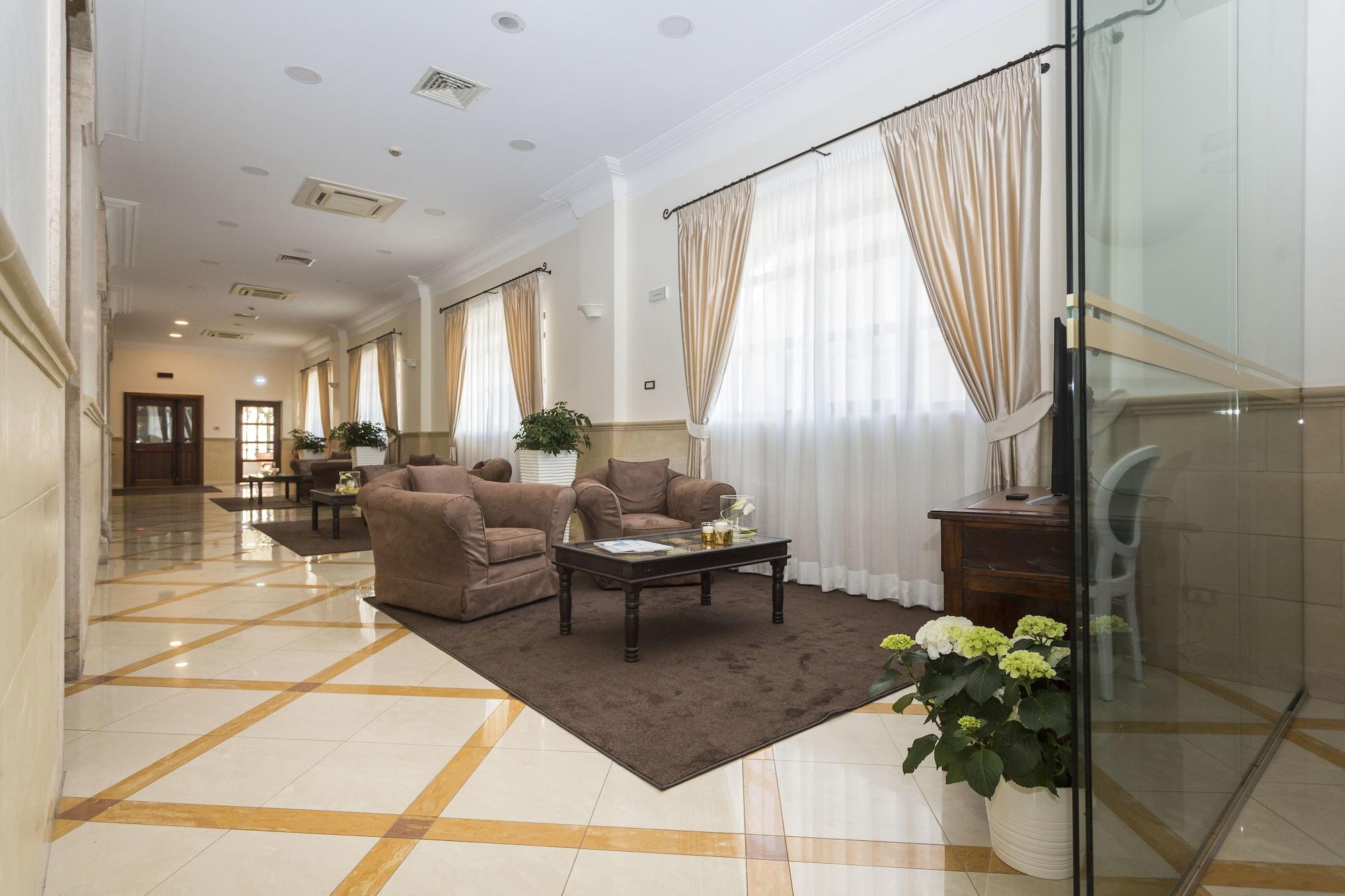 Varios Hotel Cavaliere