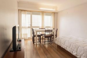 Alojamiento - Modern and Spacious Apartment in a central location, Steps from the Sea