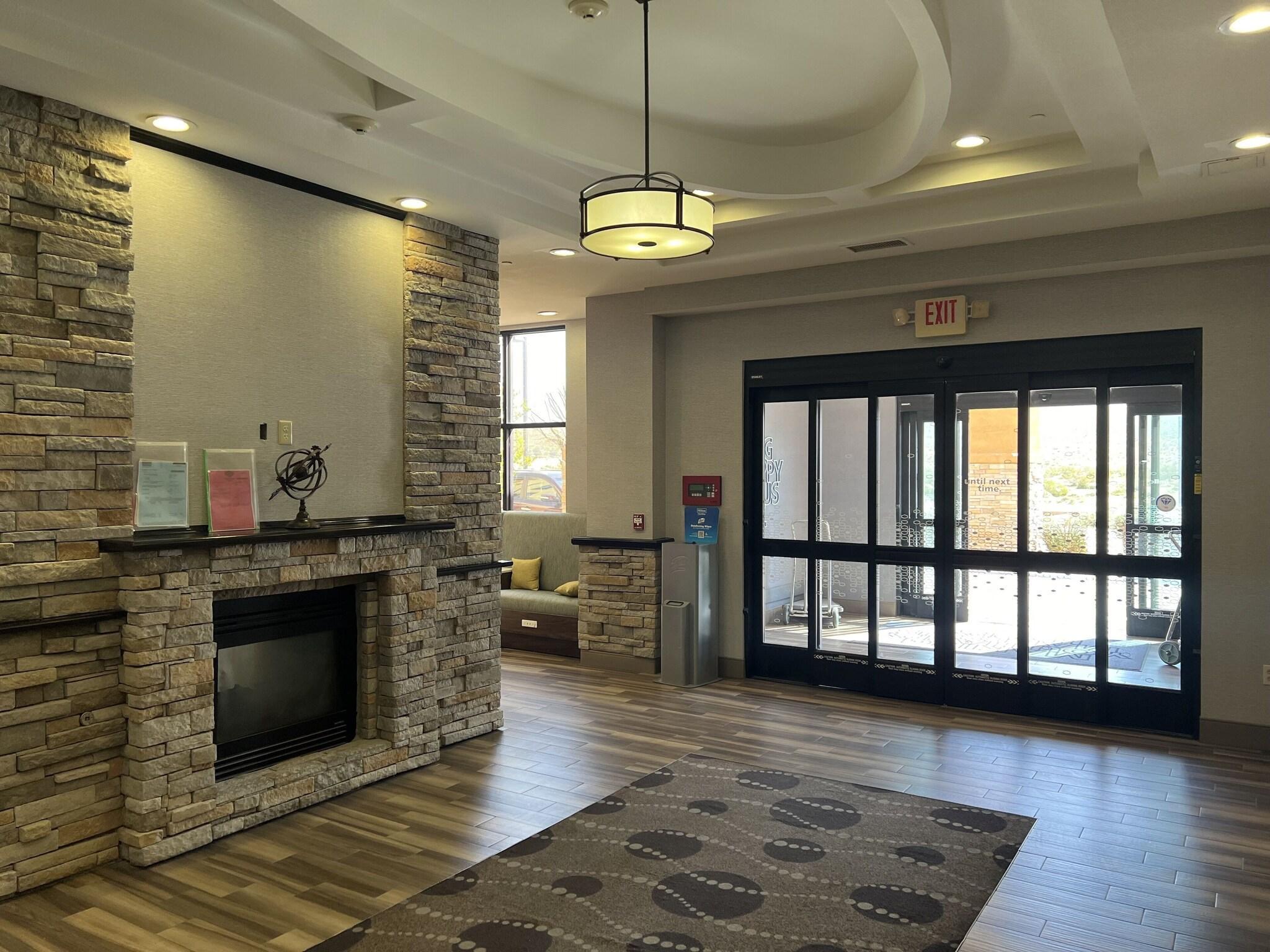 Vista Lobby Hampton Inn & Suites Barstow