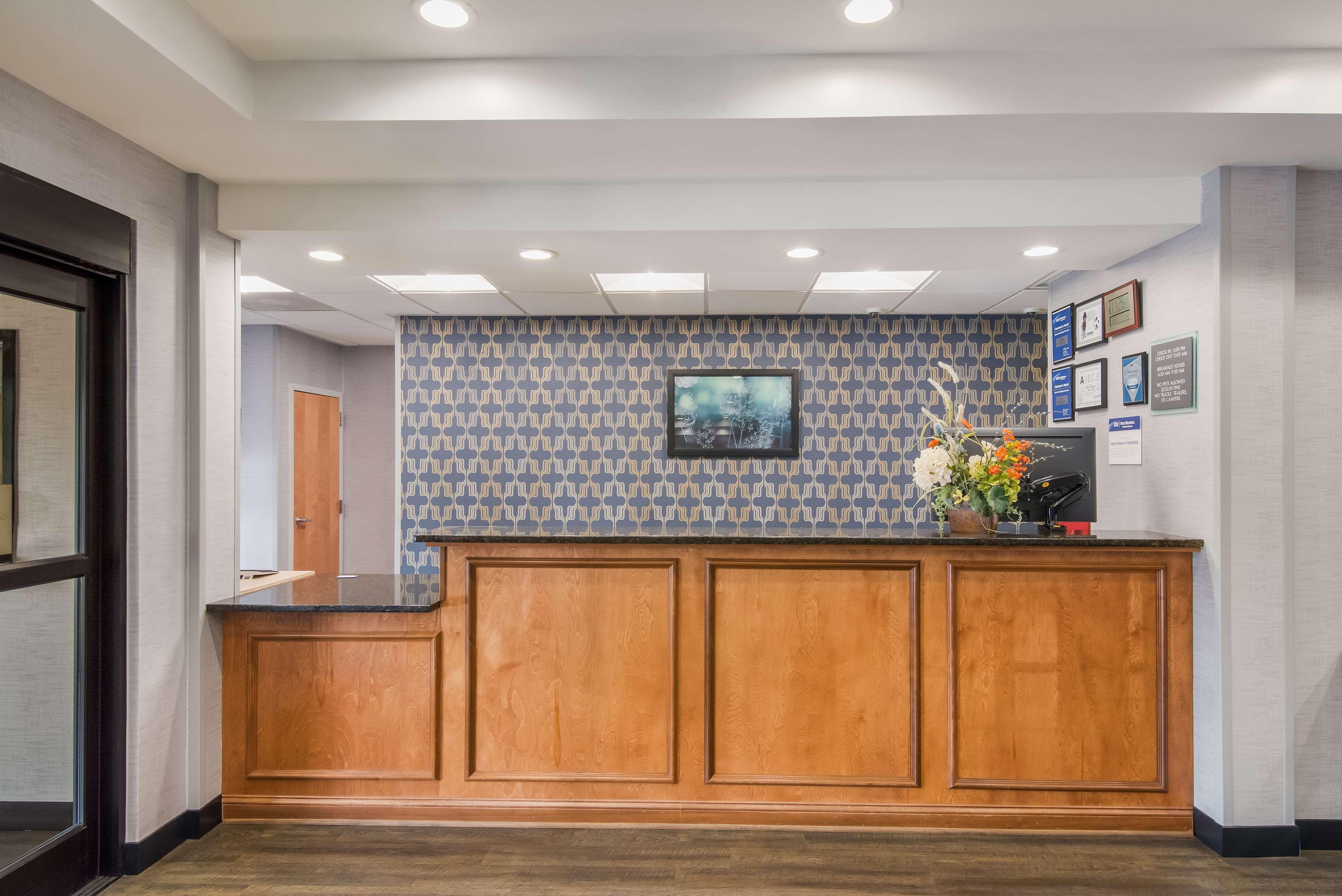 Vista Lobby Spark by Hilton Smithfield I-95