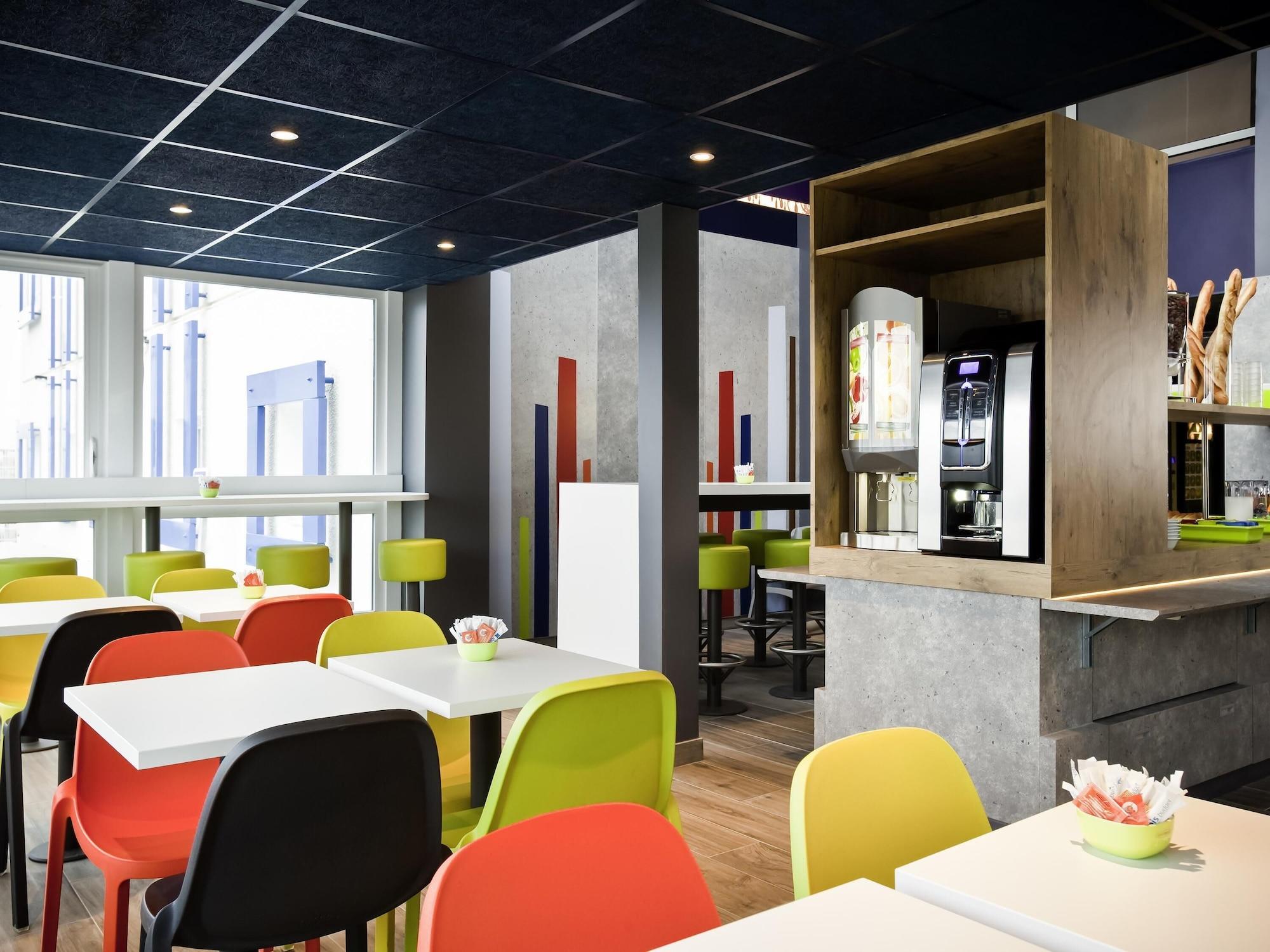 Vista Exterior ibis budget Pontault Combault RN4 Marne la Vallée