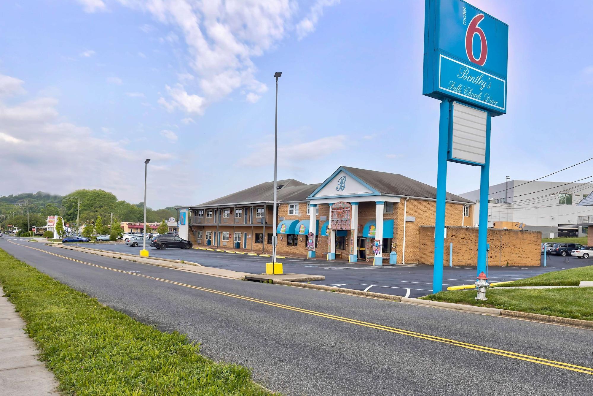 Vista Exterior Motel 6 Falls Church, VA - Arlington Boulevard