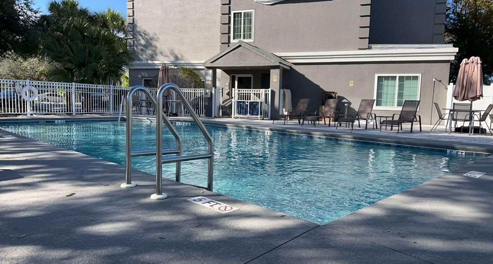 Vista Piscina SureStay Plus Hotel by Best Western Vero Beach