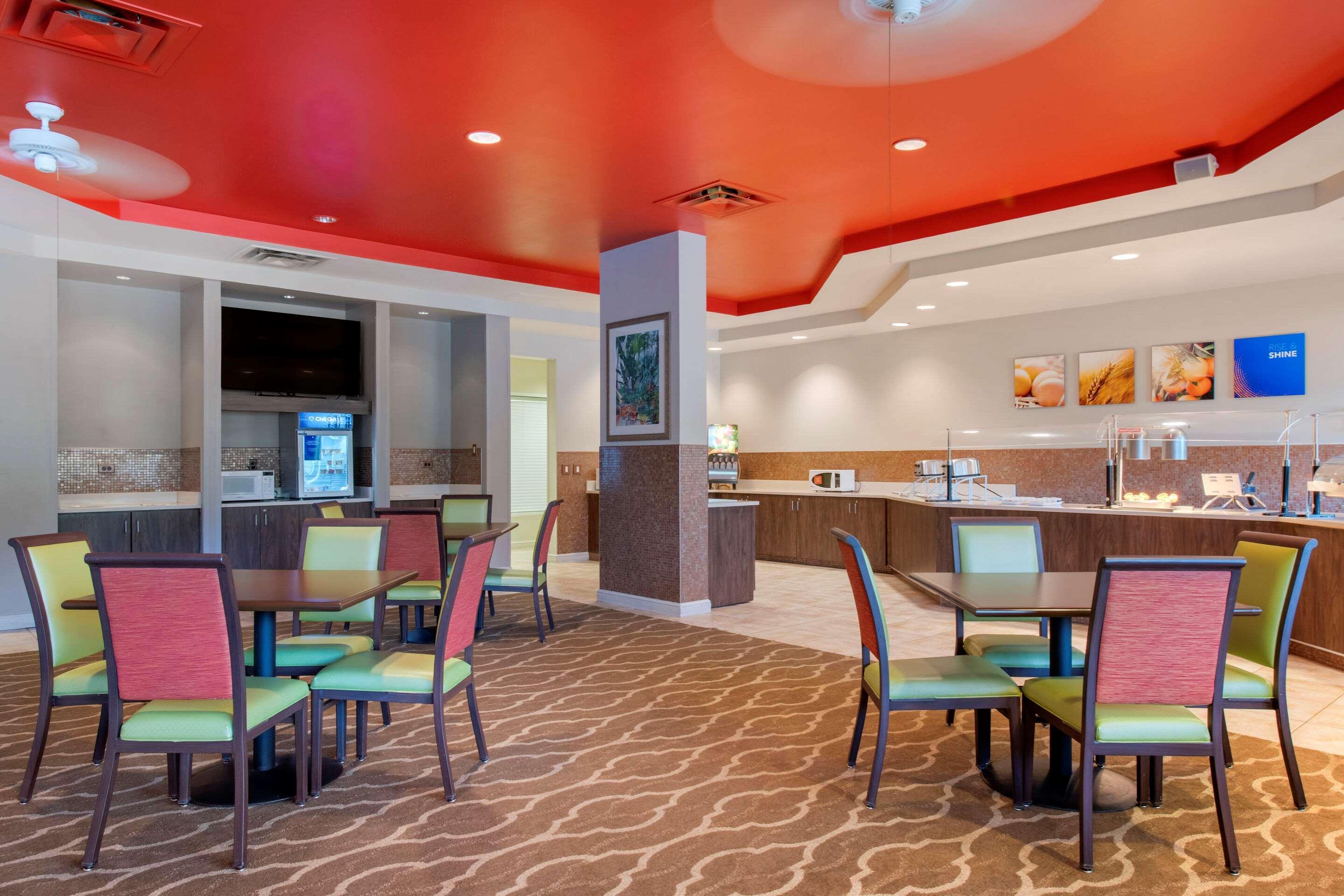 Restaurant Comfort Suites Maingate East
