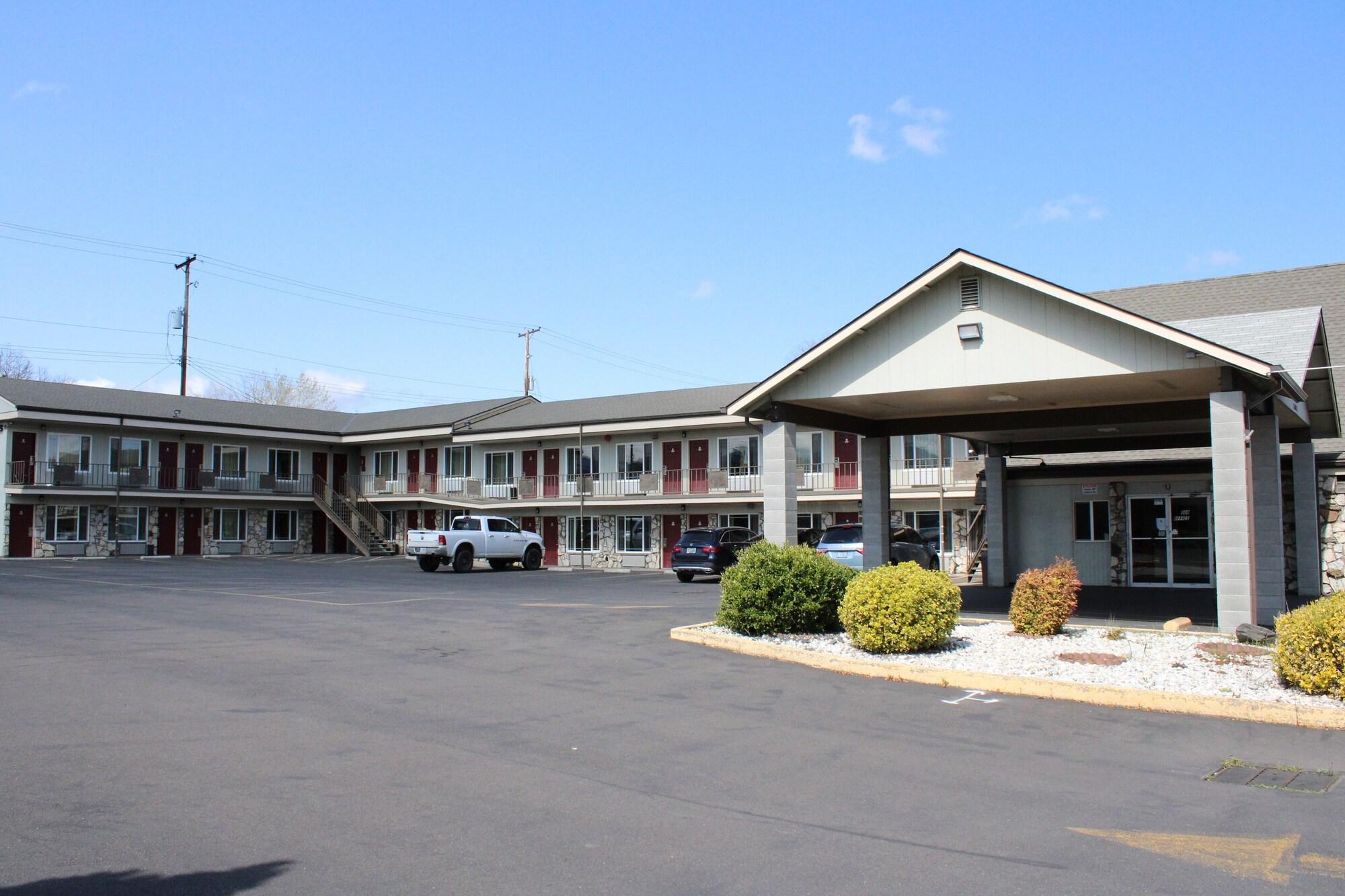 Varios Pine Tree Inn