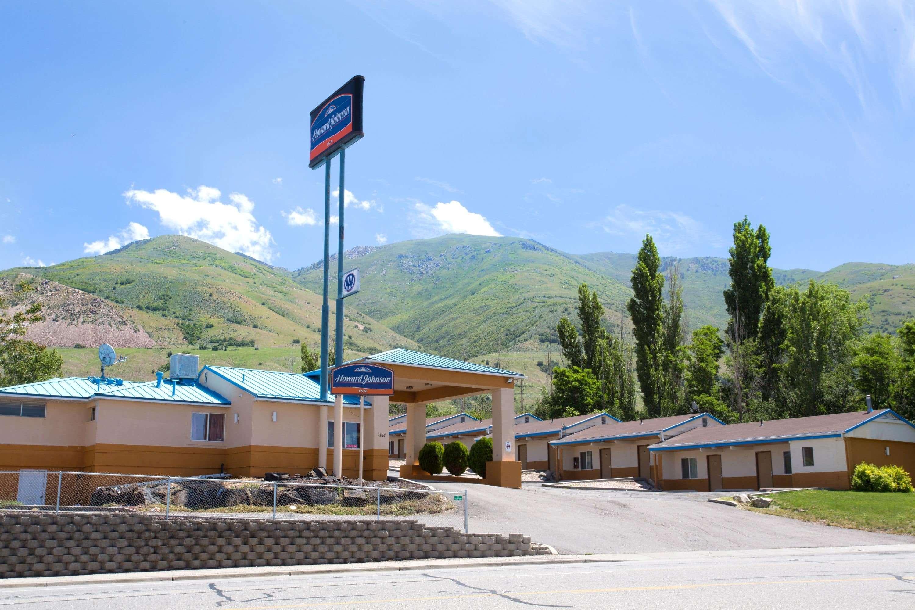 Vista Exterior Howard Johnson by Wyndham Brigham City