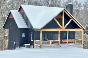 Alquiler Vacacional - BRAND NEW Lake home, getaway retreat! Hot Tub, 1 MILE TO BOAT RAMP!