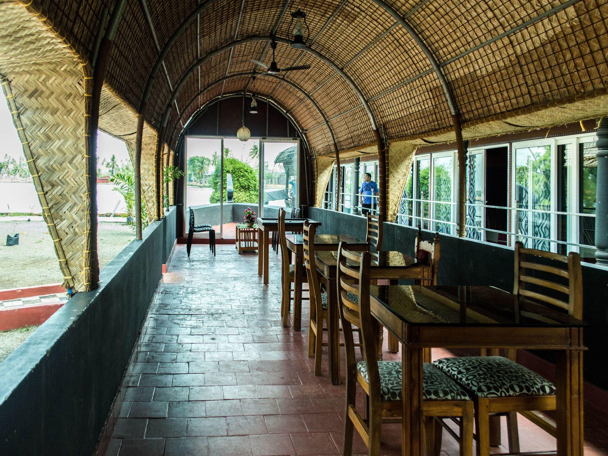 Bar/Salón OYO 5237 Island Lake Resort