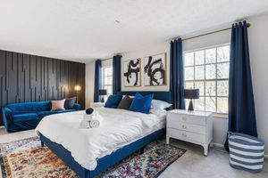 Alquiler Vacacional - Modern home near highways, king beds, ping pong table