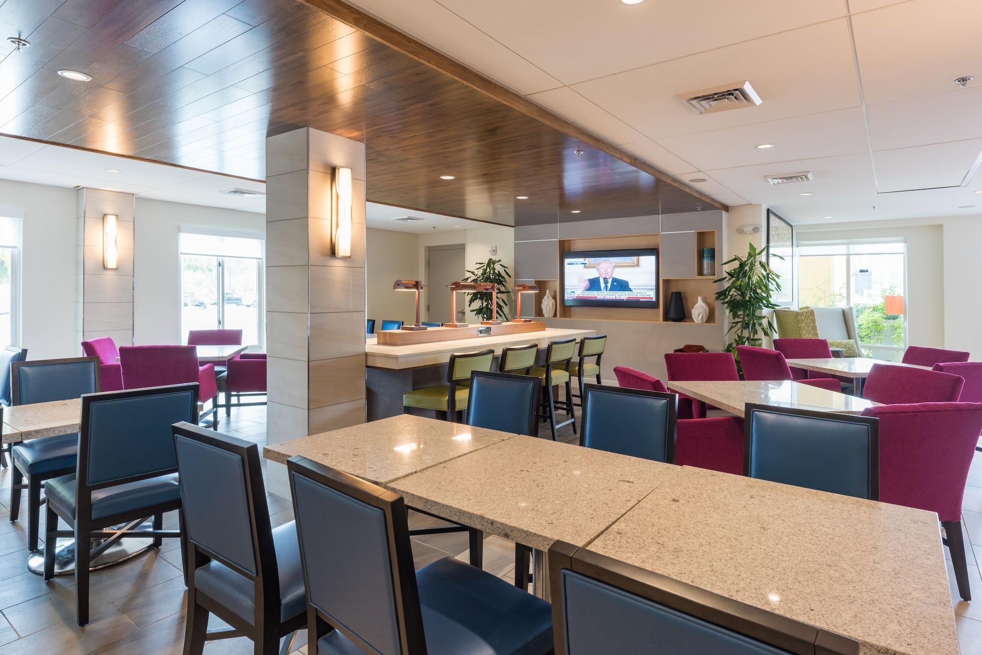 Vista Lobby Holiday Inn Express Charleston by IHG
