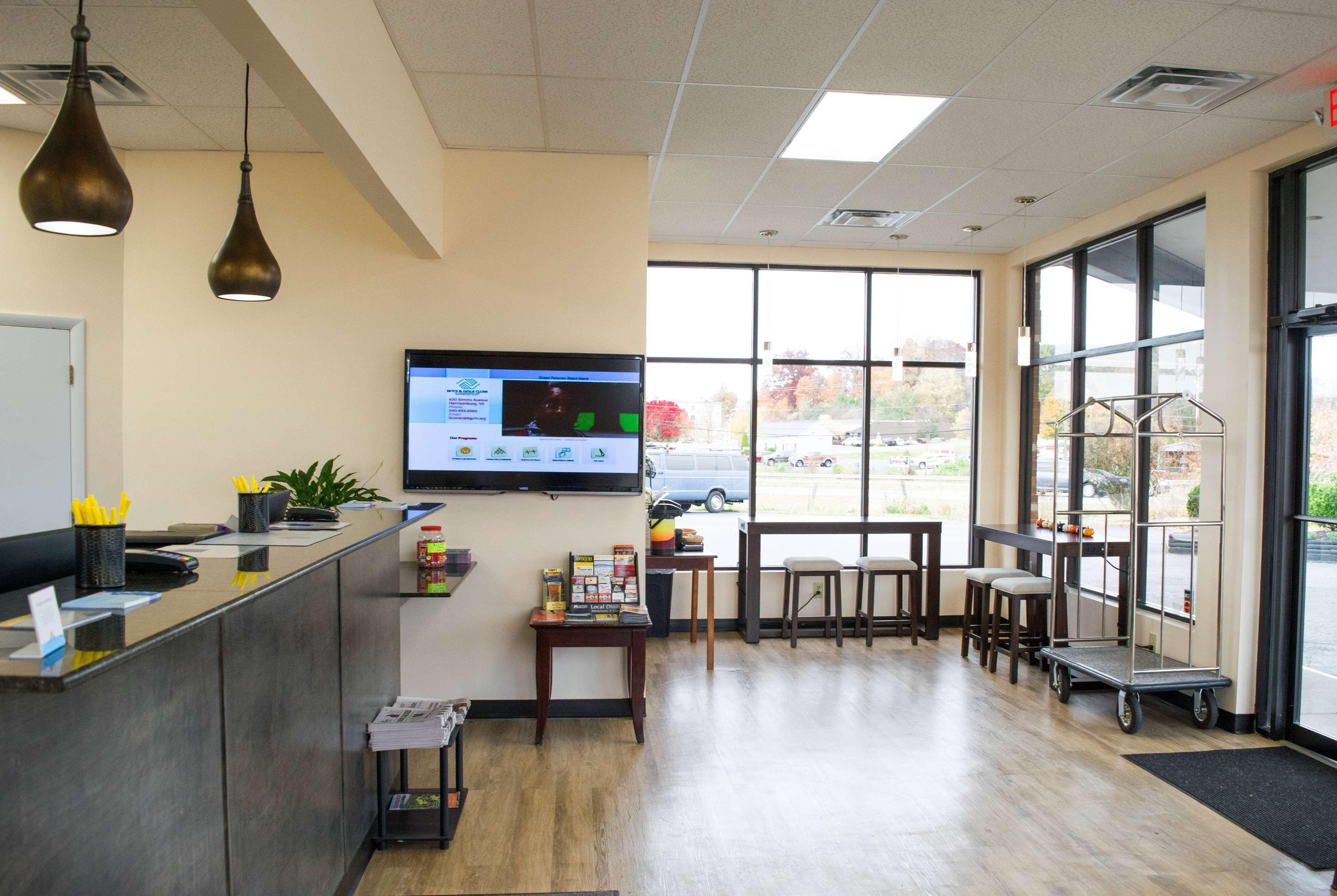 Vista Lobby Days Inn by Wyndham Waynesboro