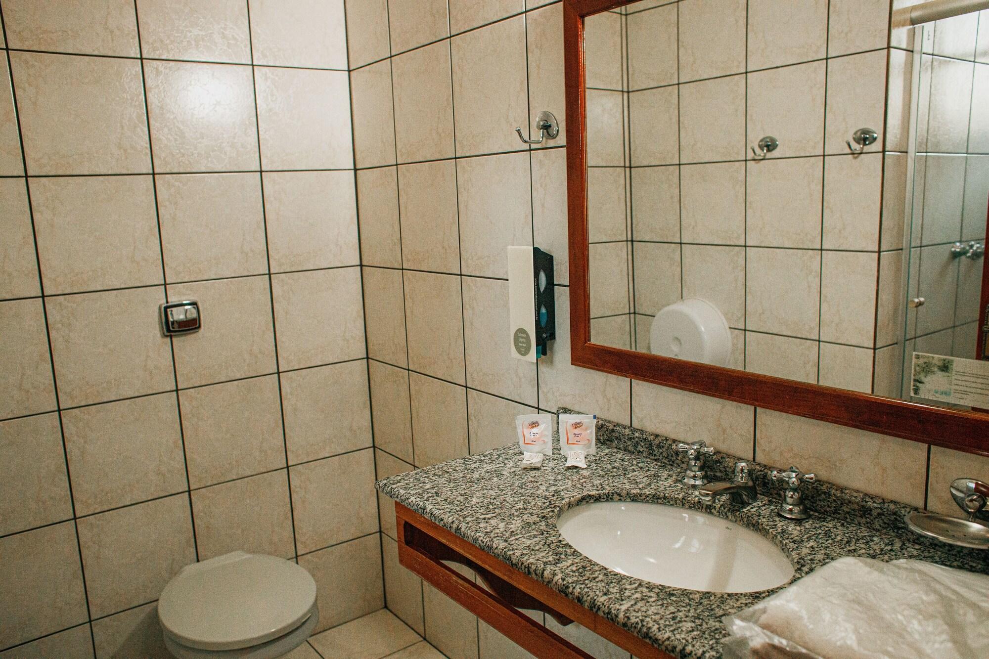 Equipamiento de Habitación Colinas Executive Partk Hotel