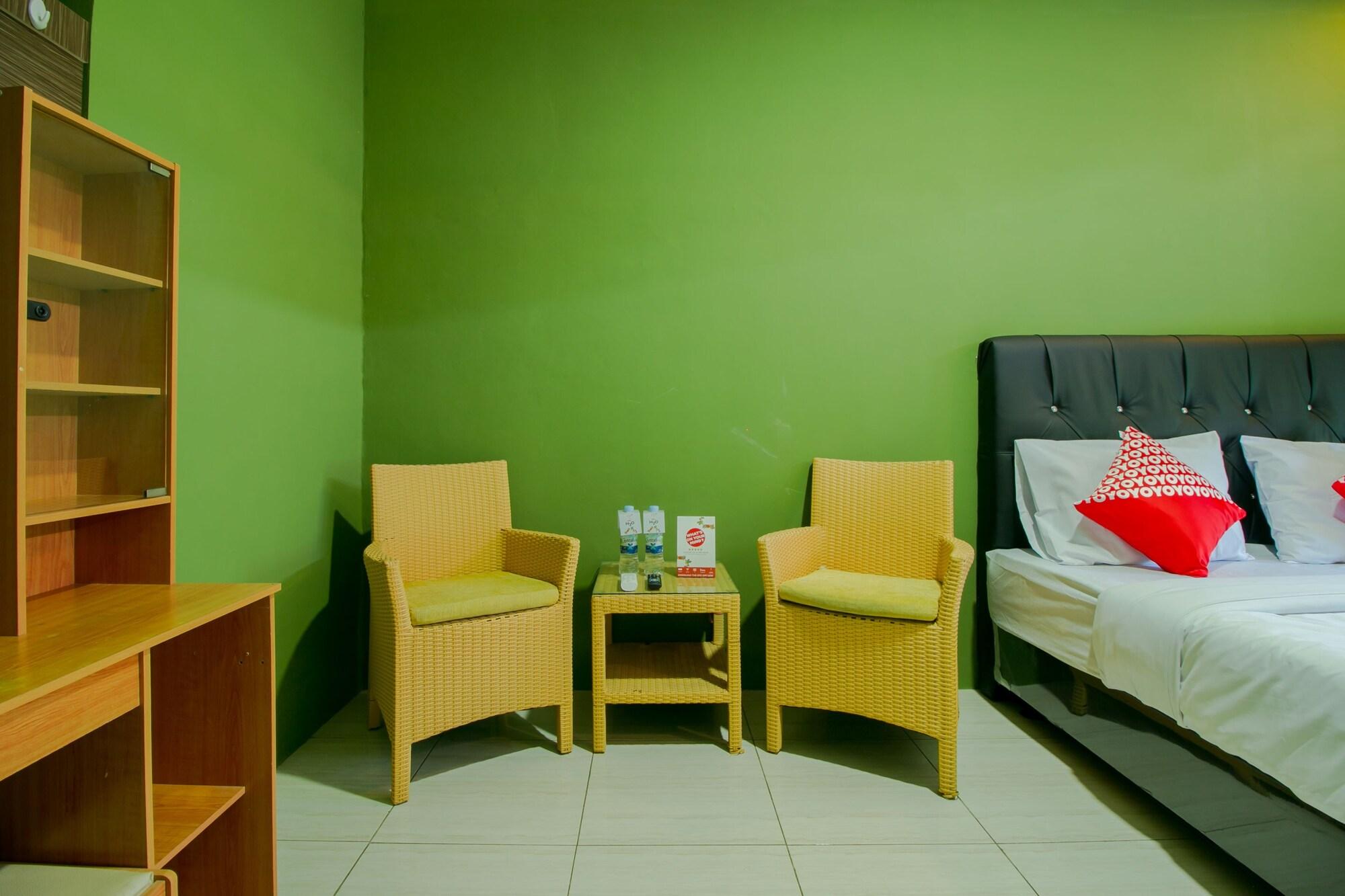 Set de Habitación OYO 1014 Bettah Coba 2 Sukabumi