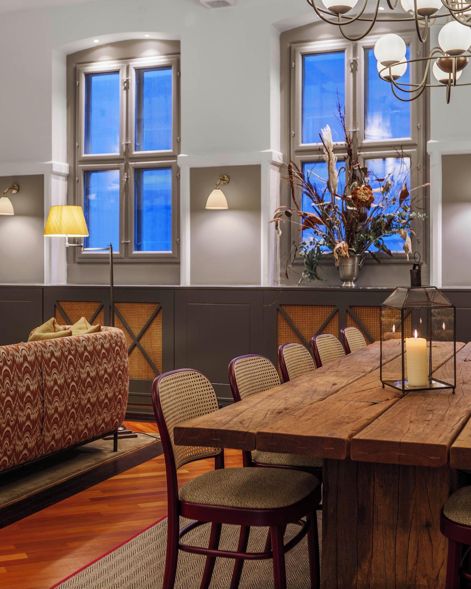 Restaurant Hypernym Hotel & Suites