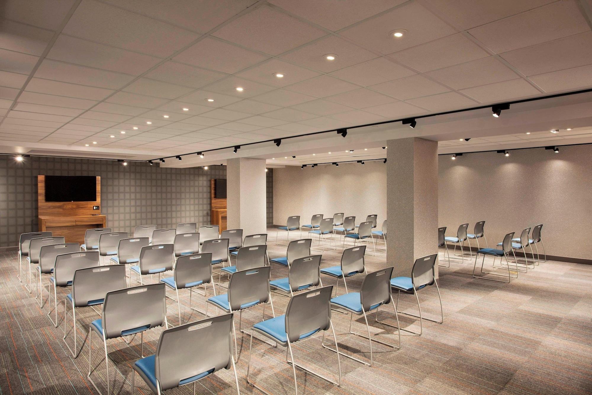 Sala de Reuniones Aloft Long Island City - Manhattan View
