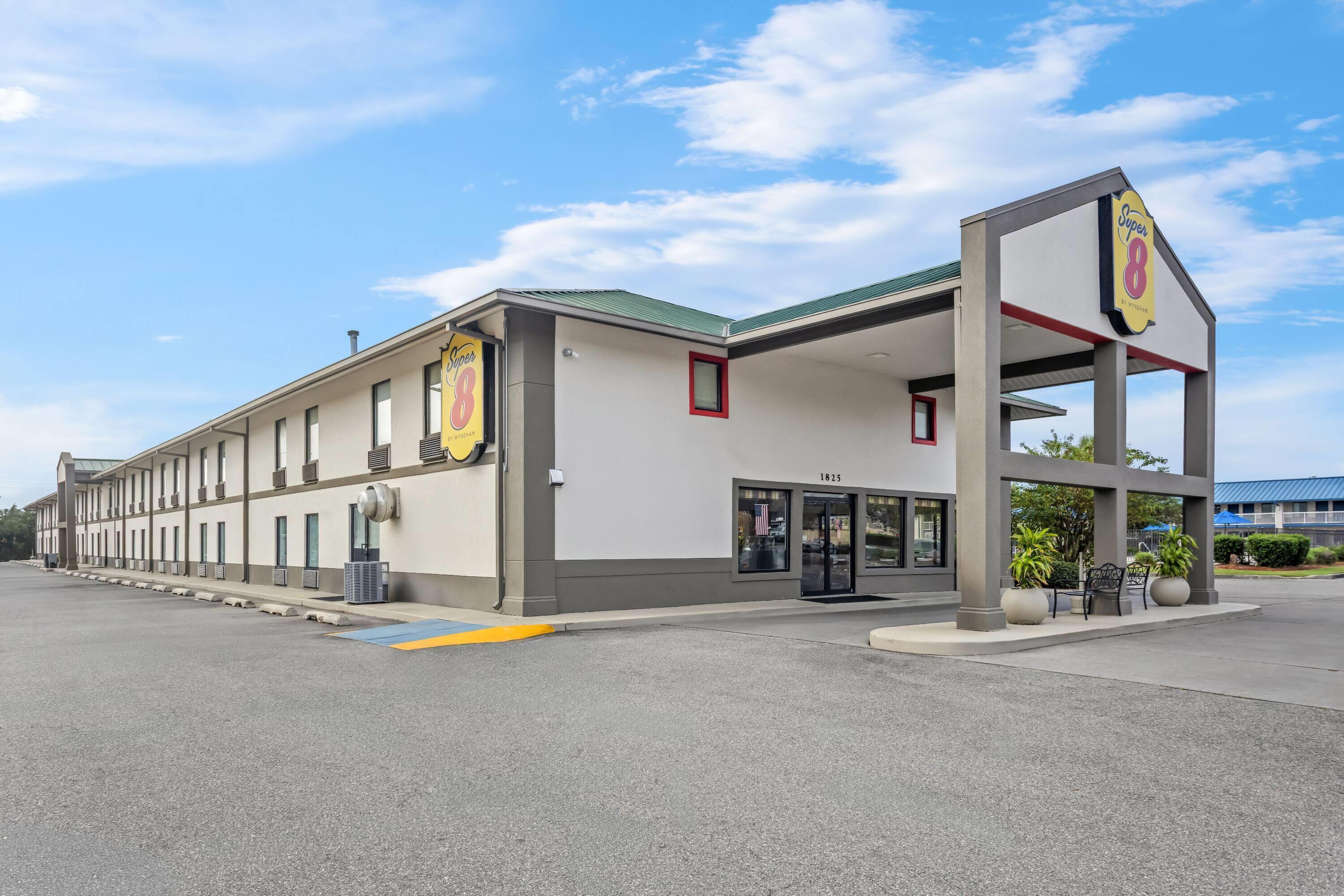 Vista Exterior Super 8 by Wyndham Valdosta GA I-75