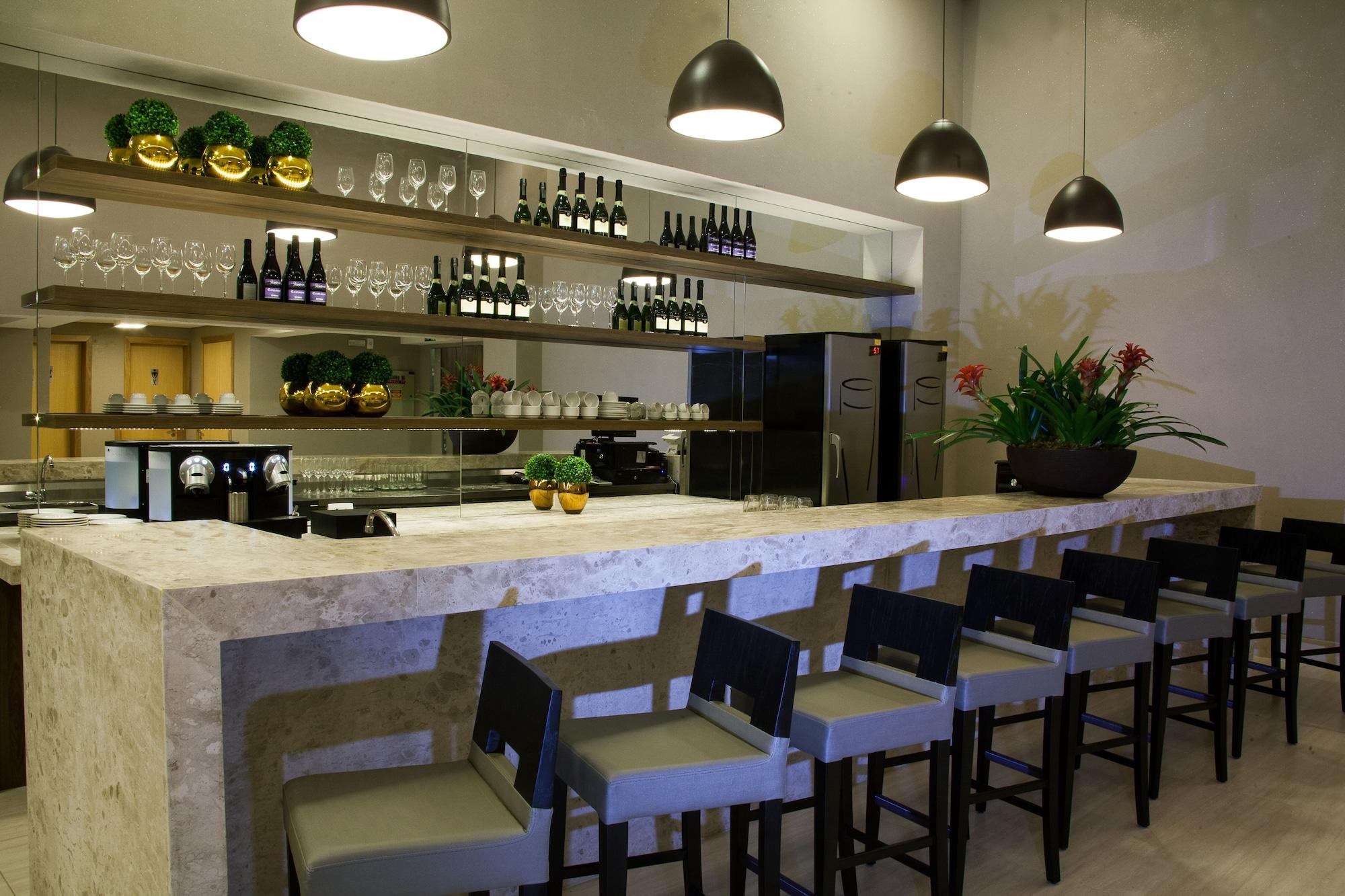 Bar/Salón BH Raja Hotel