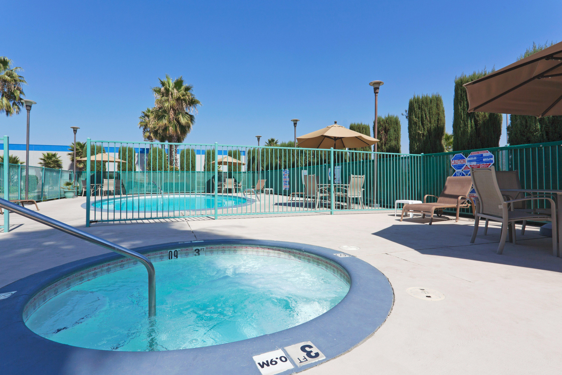 Vista Piscina Holiday Inn Express Bakersfield by IHG