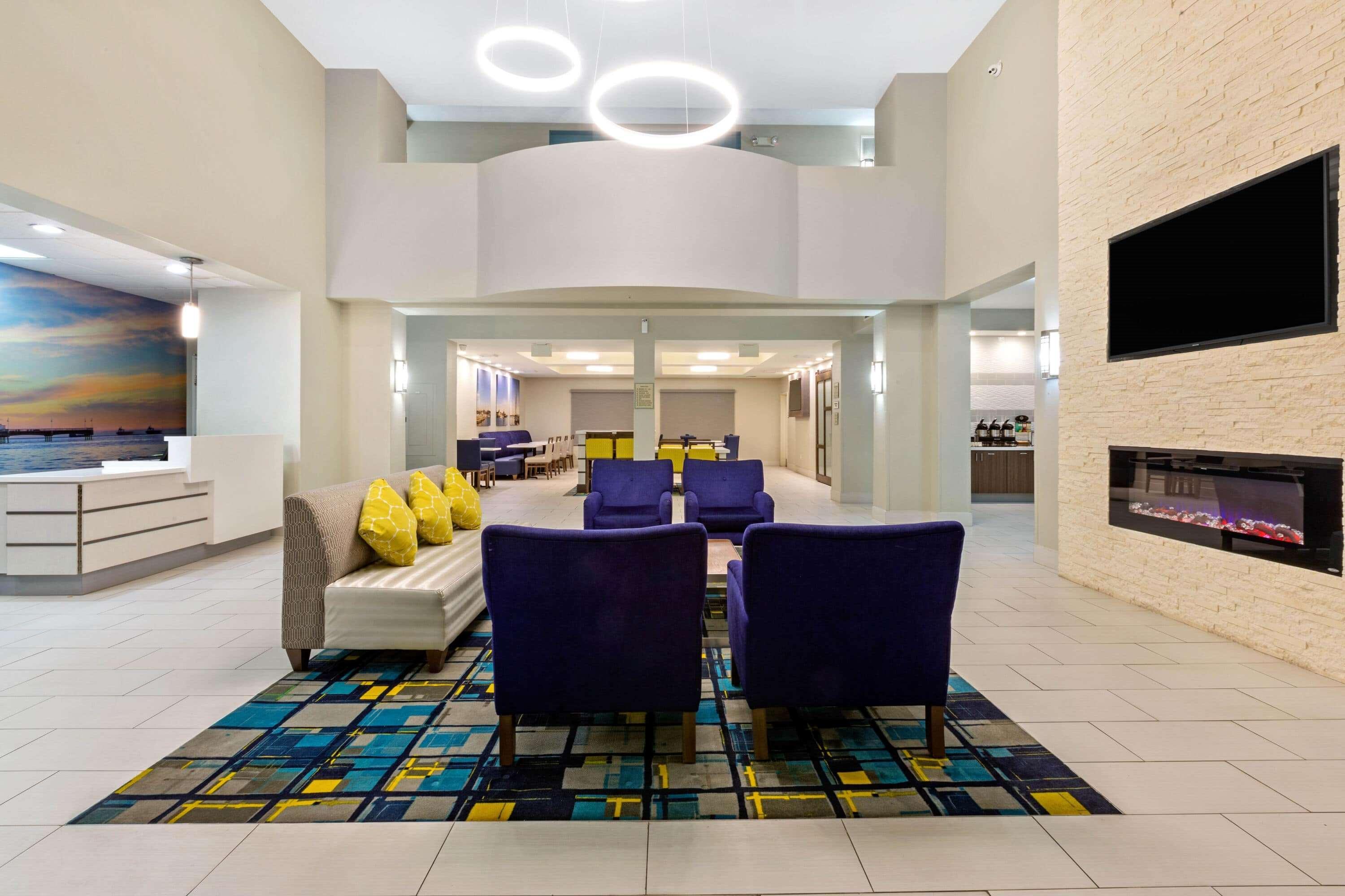 Vista Lobby La Quinta Inn & Suites by Wyndham NE Long Beach/Cypress