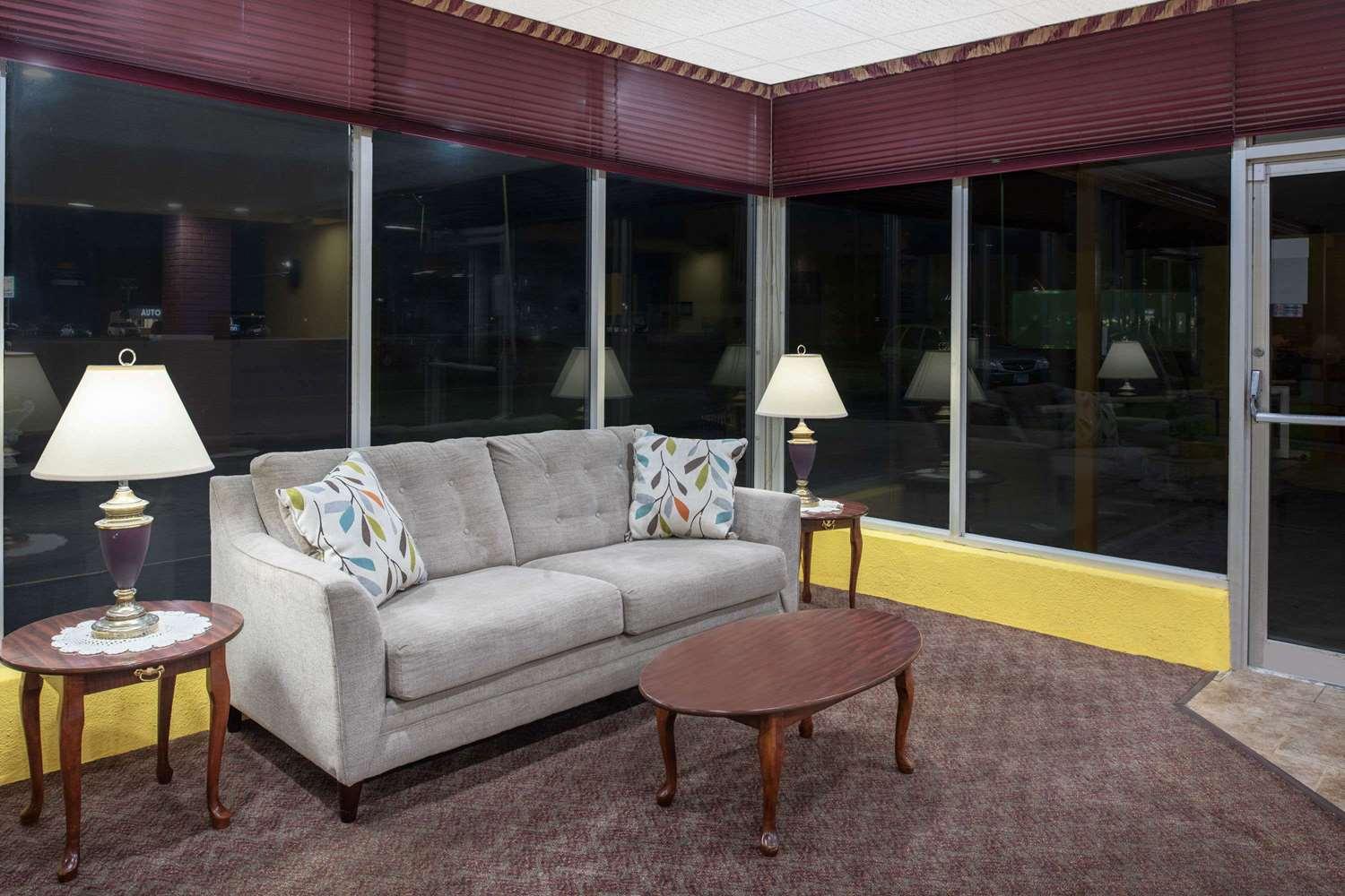 Vista Lobby Days Inn by Wyndham Salem, Illinois