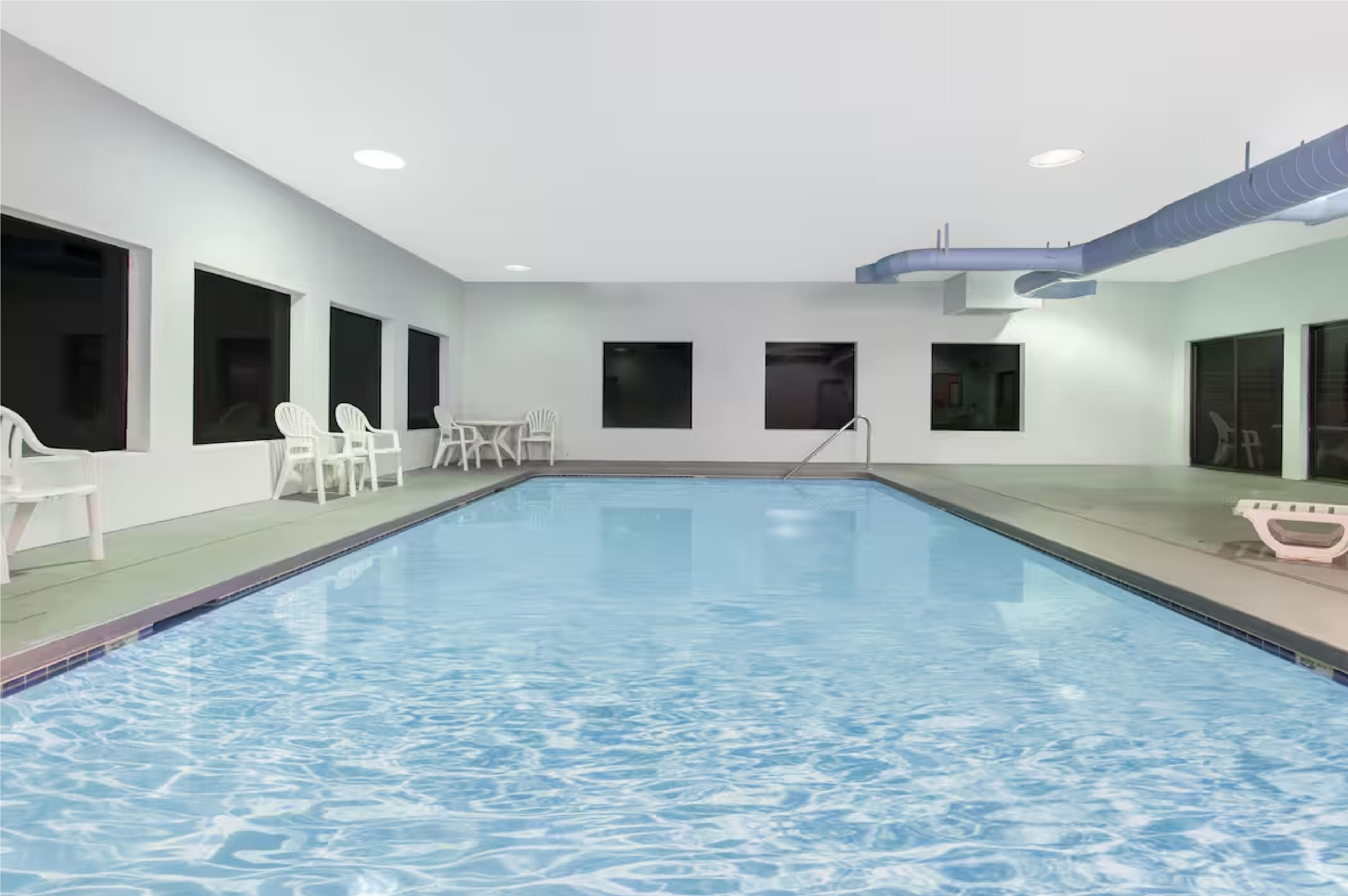Vista Piscina Super 8 by Wyndham Lacey Olympia Area