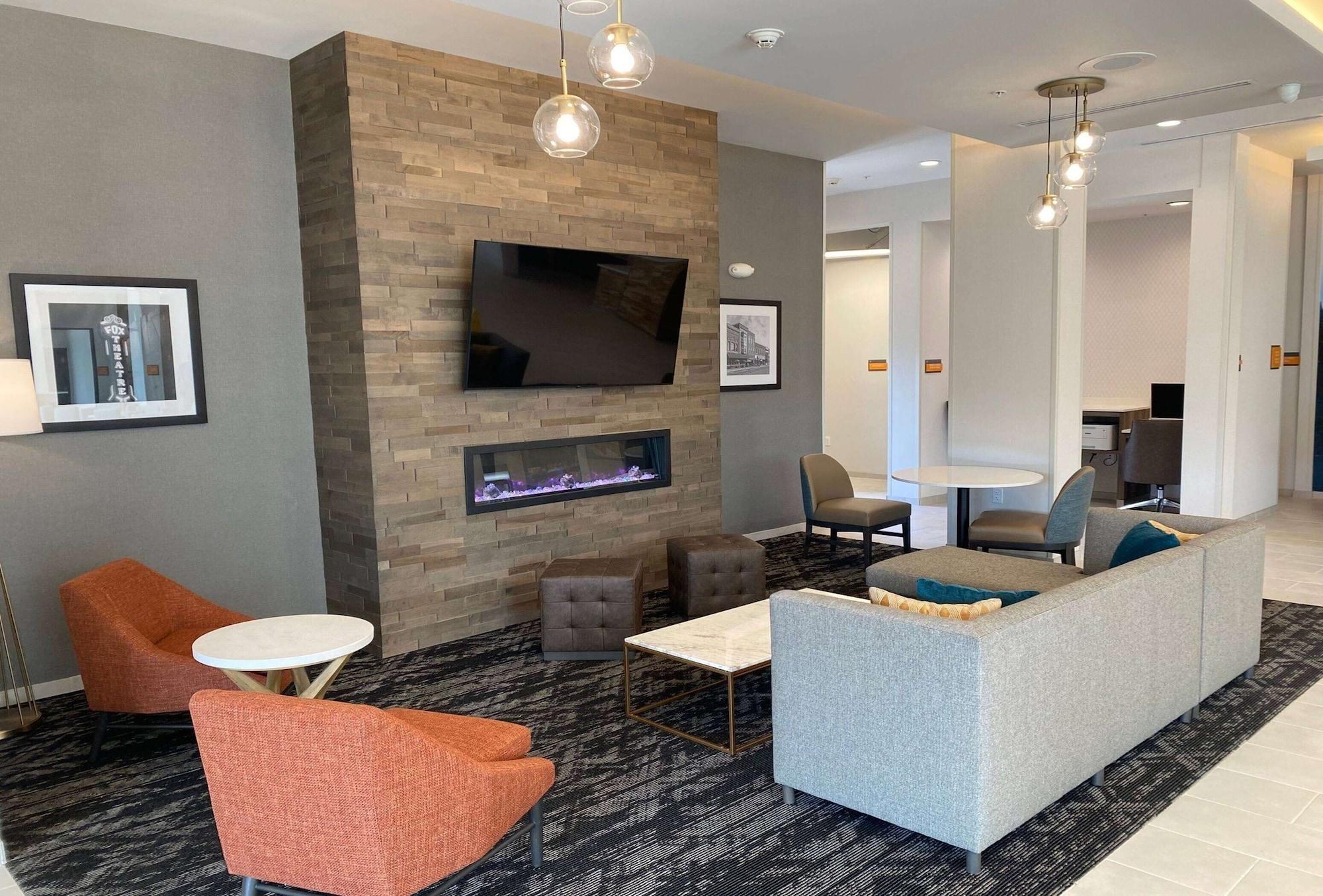 Vista Lobby La Quinta Inn & Suites by Wyndham Centralia