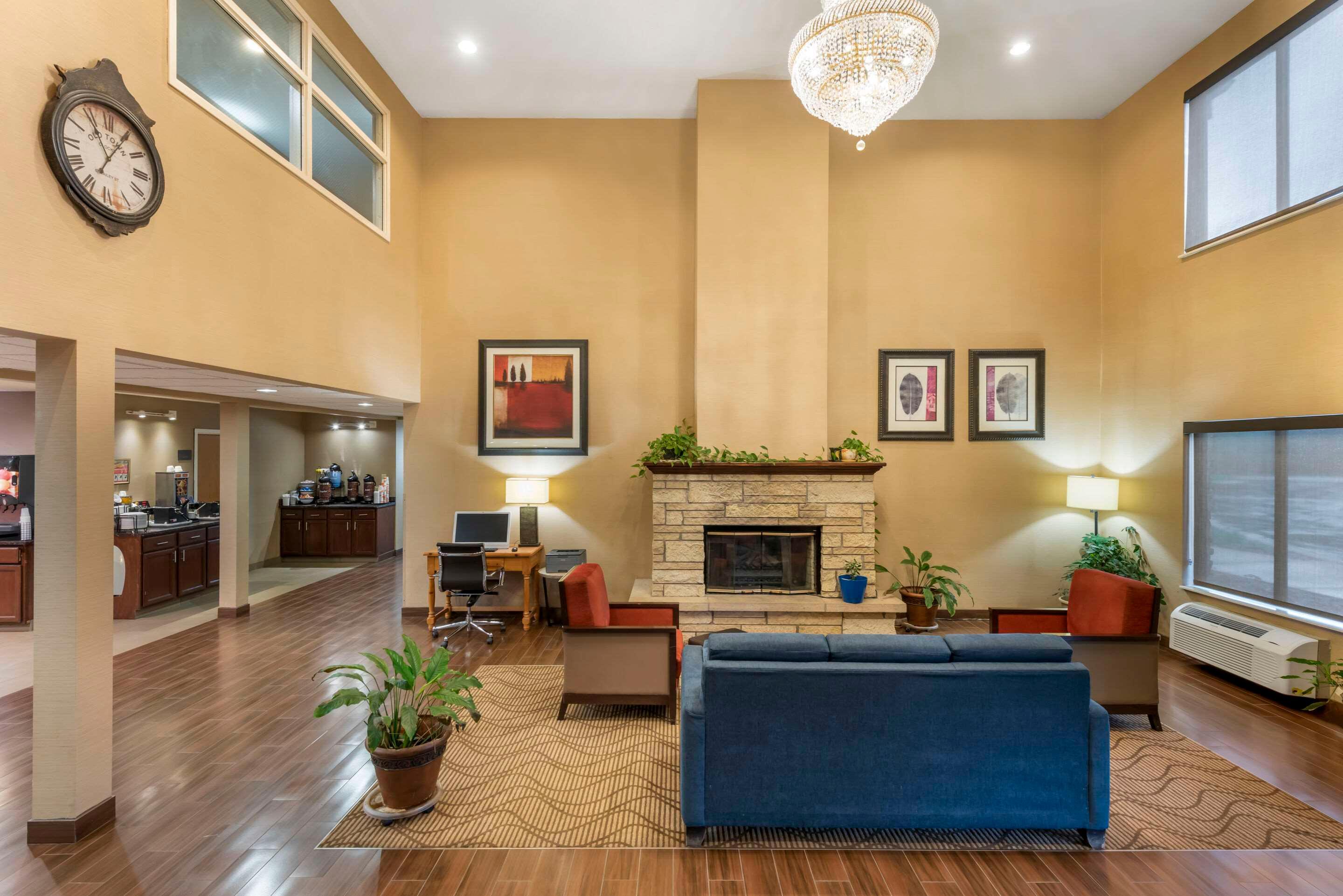 Vista Lobby Comfort Inn & Suites Black River Falls I-94