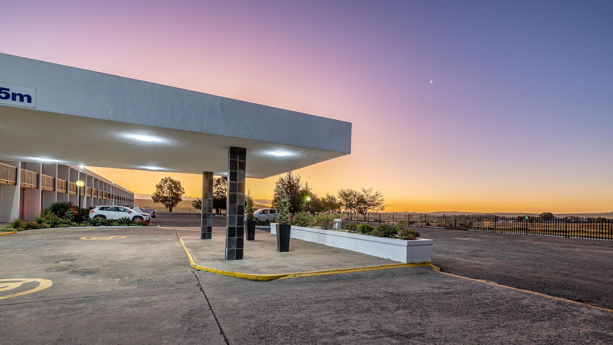 Vista Exterior African Sky Hotels - Harrismith Inn