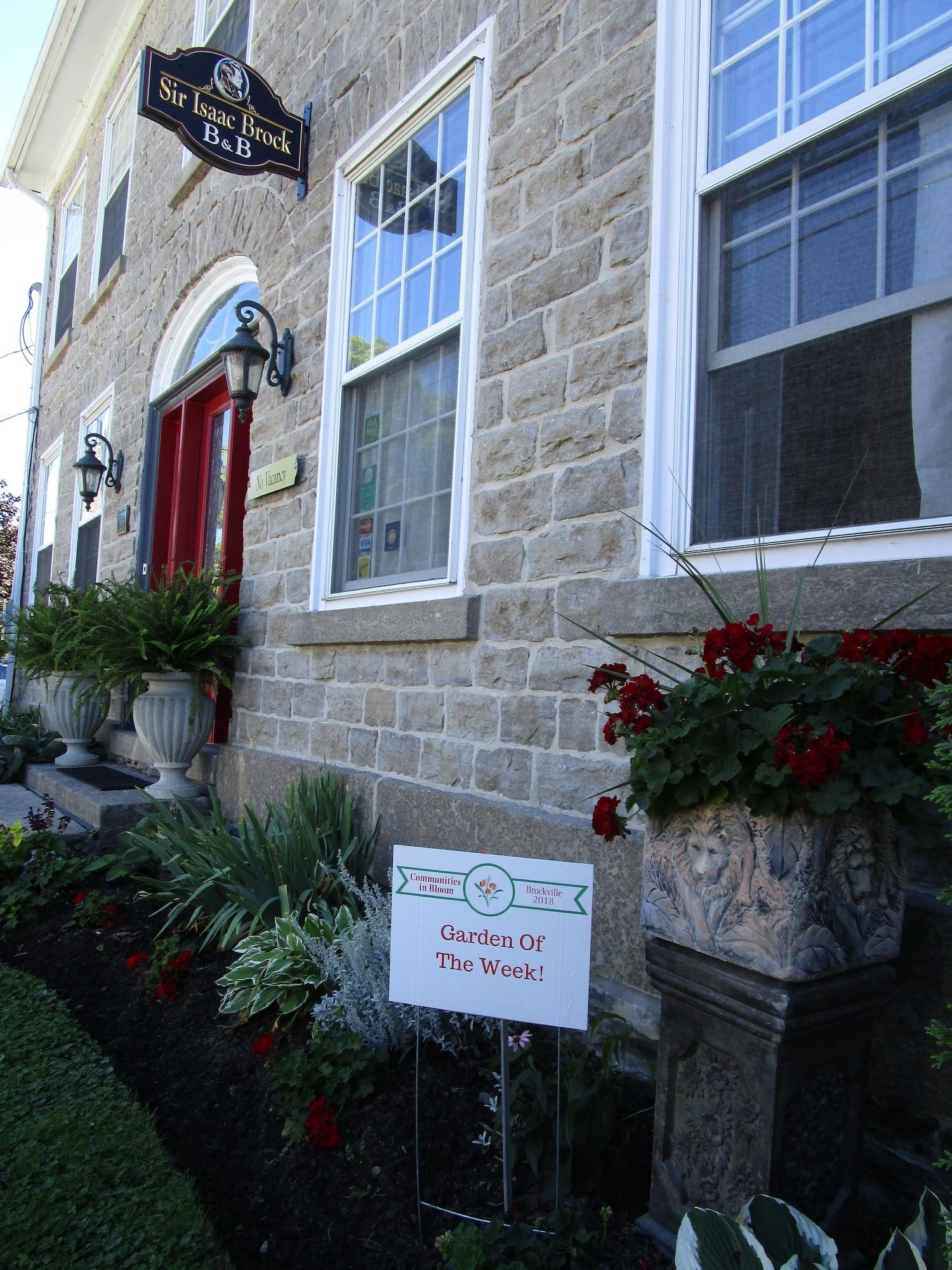 Vista Exterior Sir Isaac Brock B&B Luxury Suites