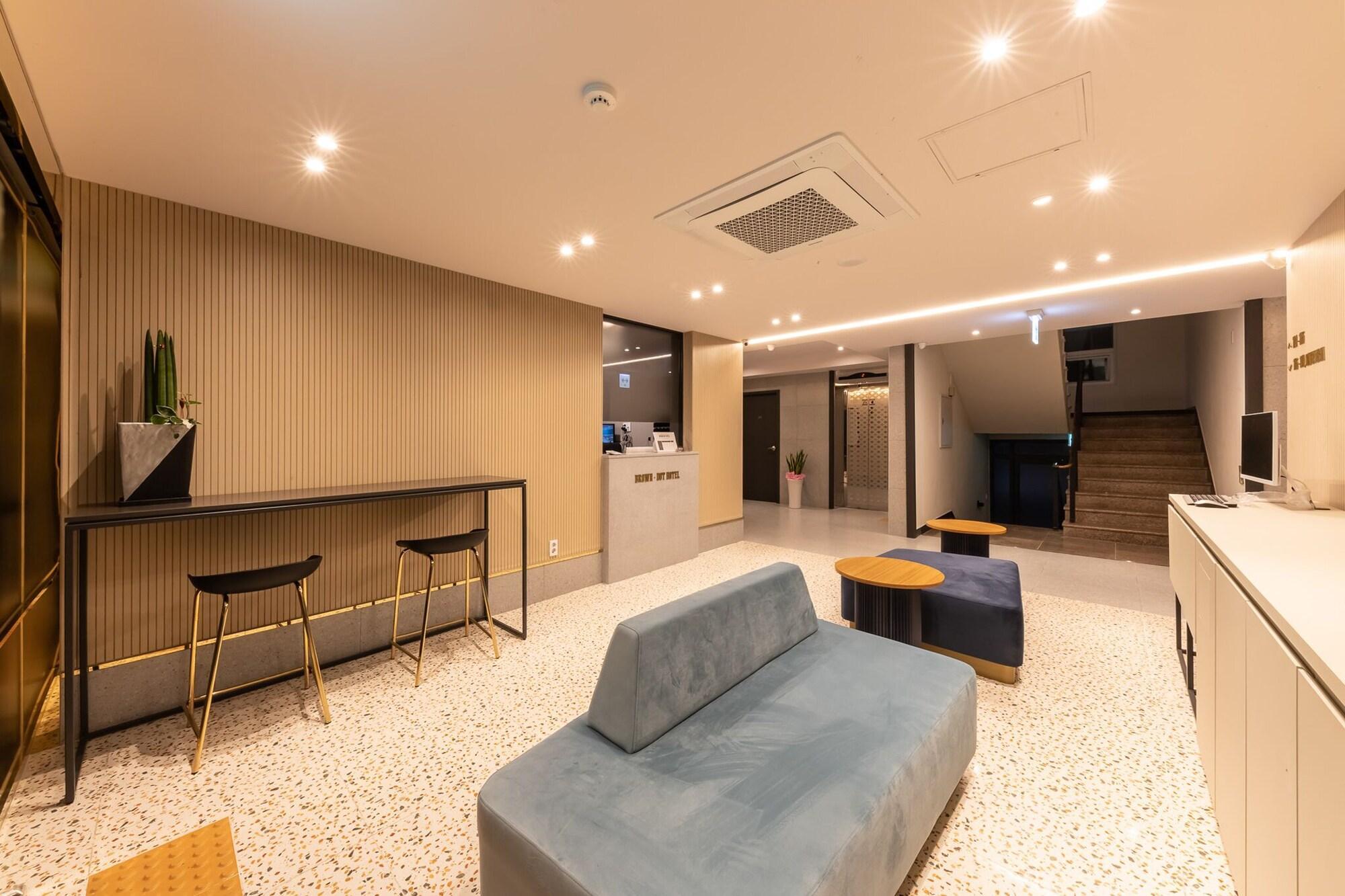 Vista Lobby Browndot Hotel