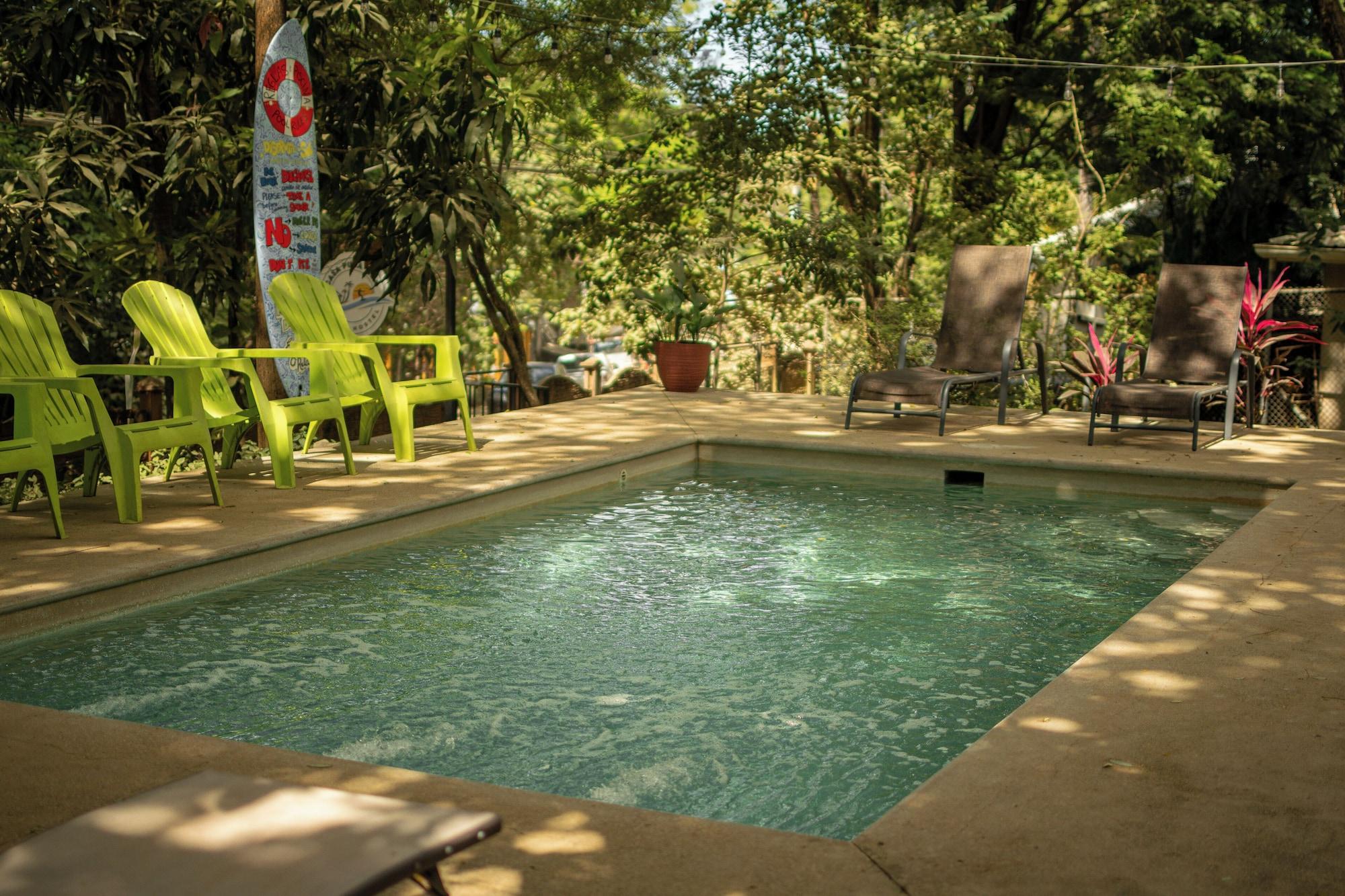 Vista Piscina Casa Pura Vida Surf Hostel