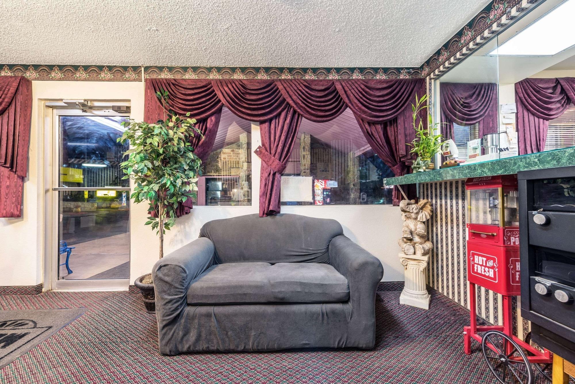 Vista Lobby Super 8 by Wyndham Eastland