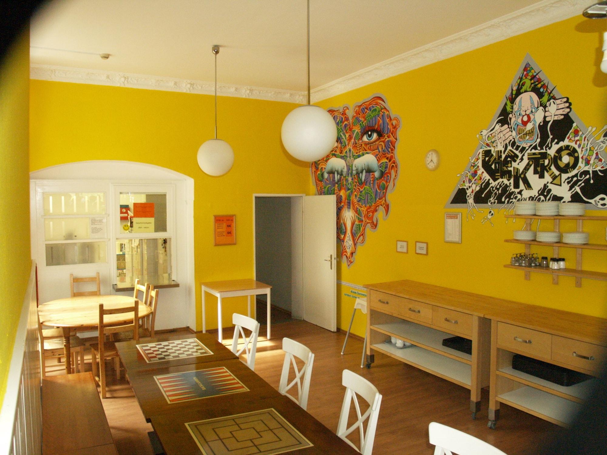 Restaurant HappyGoLucky Hotel & Hostel