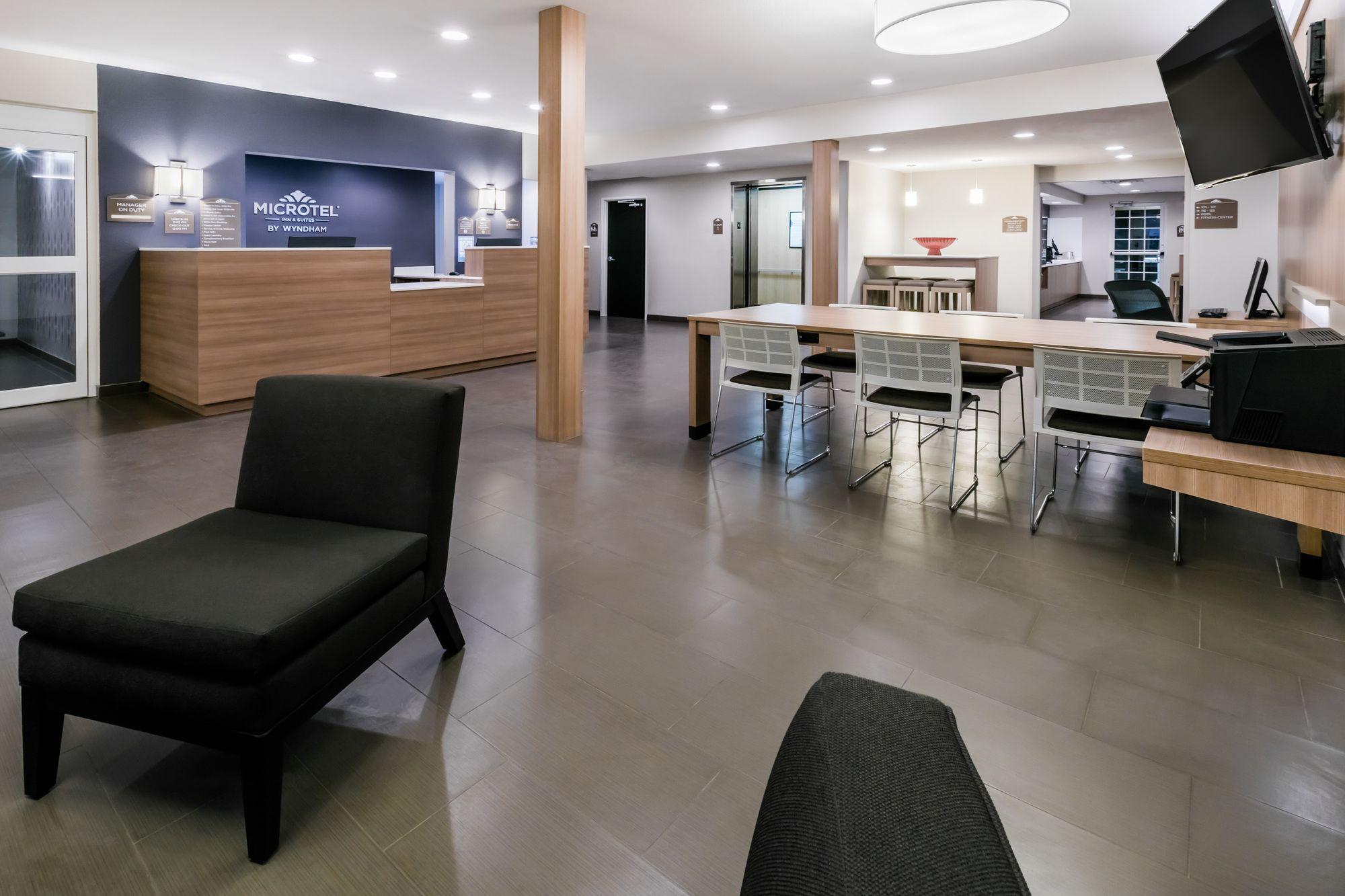 Vista Lobby Microtel Inn and Suites by Wyndham Monahans