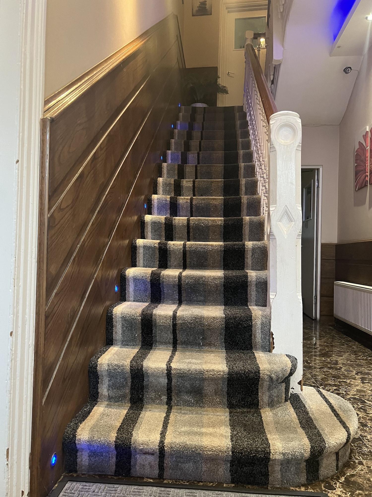 Varios Crystal Lodge Hotel