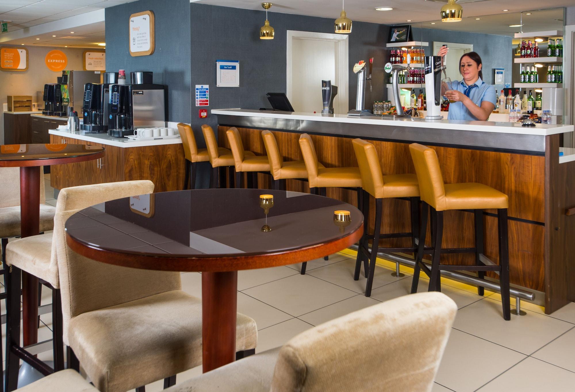 Bar/Salón Holiday Inn Express London - Wimbledon South by IHG